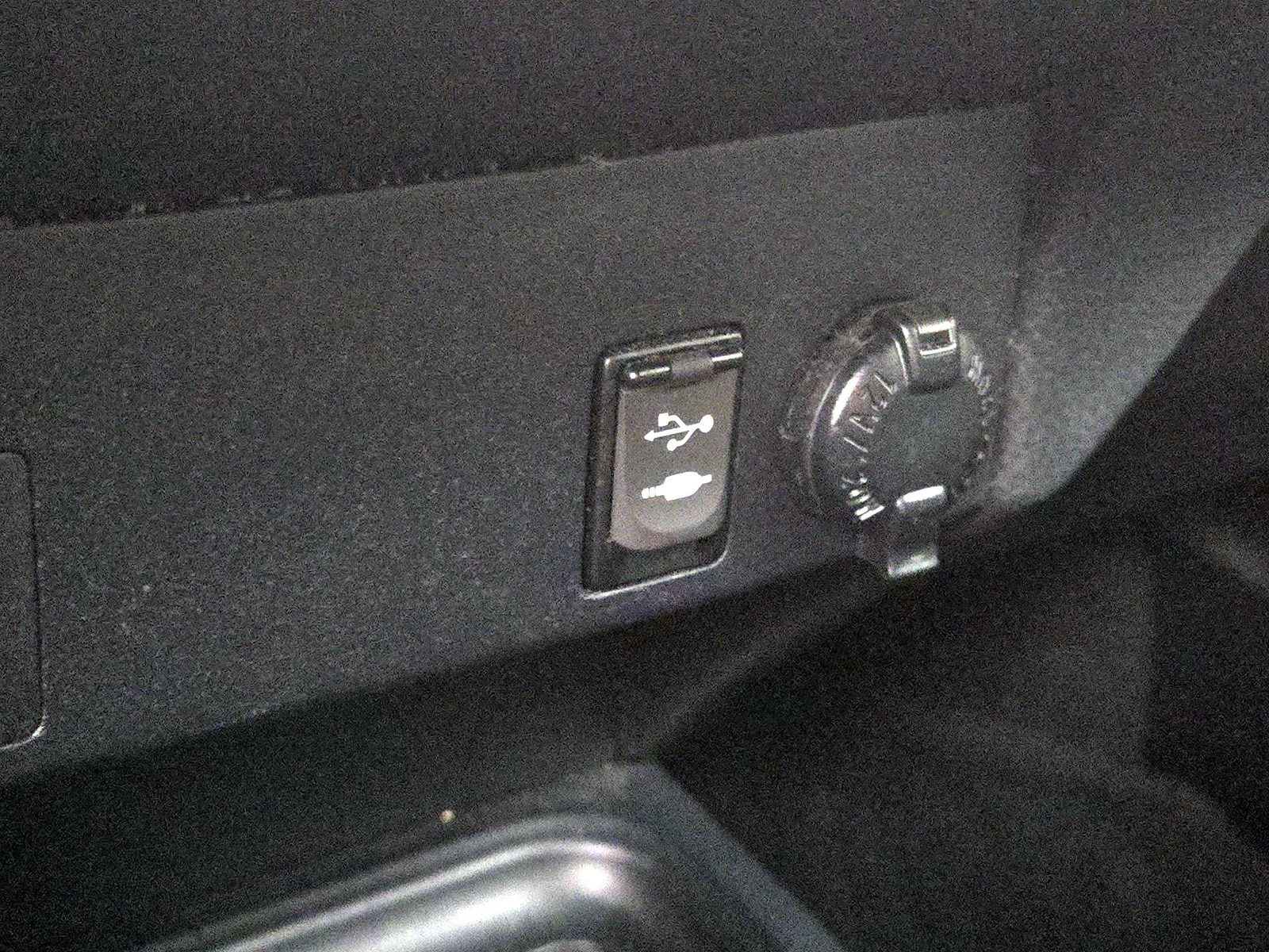 2017 Toyota RAV4 LE - Photo 19