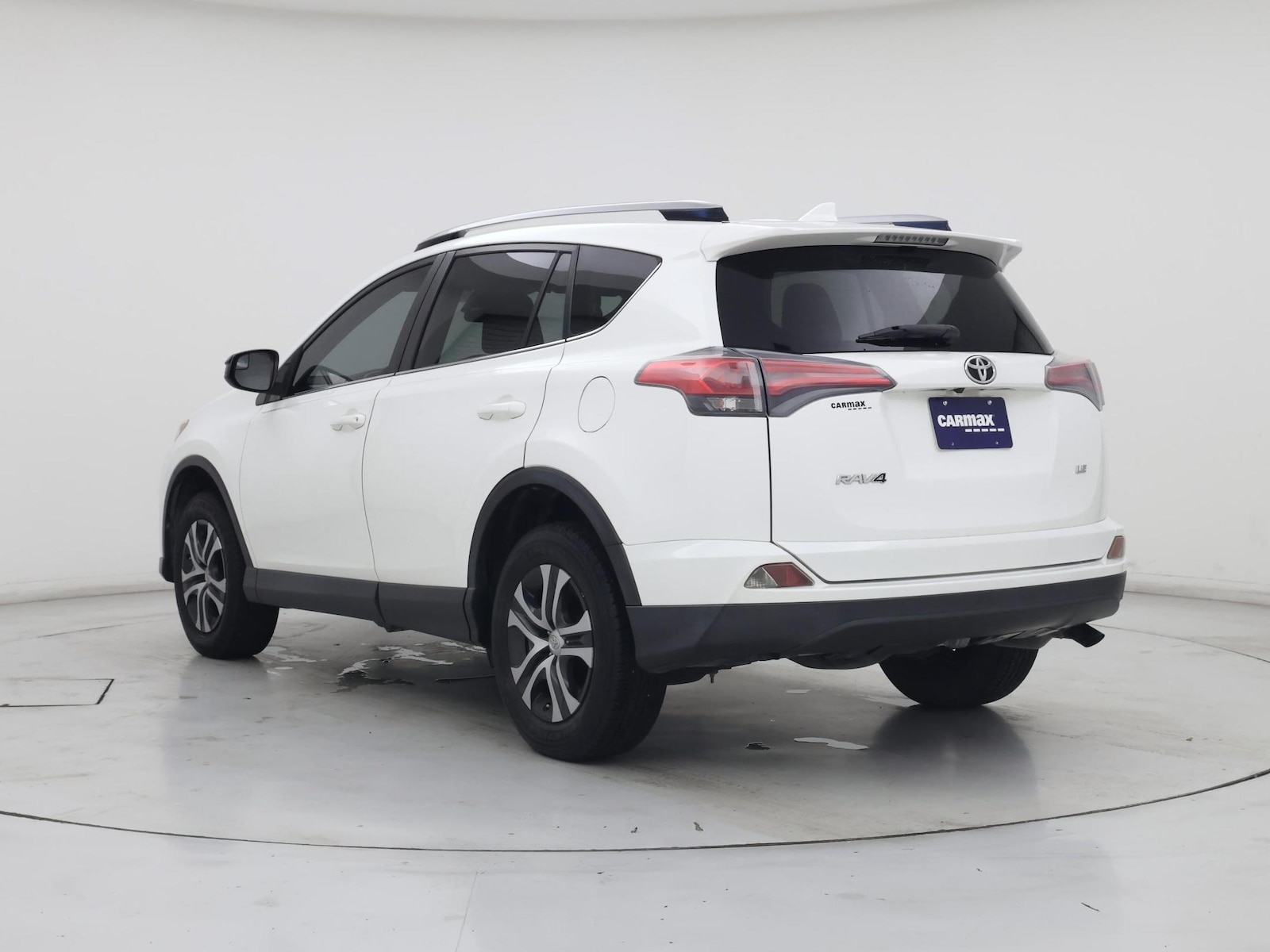 2017 Toyota RAV4 LE - Photo 3