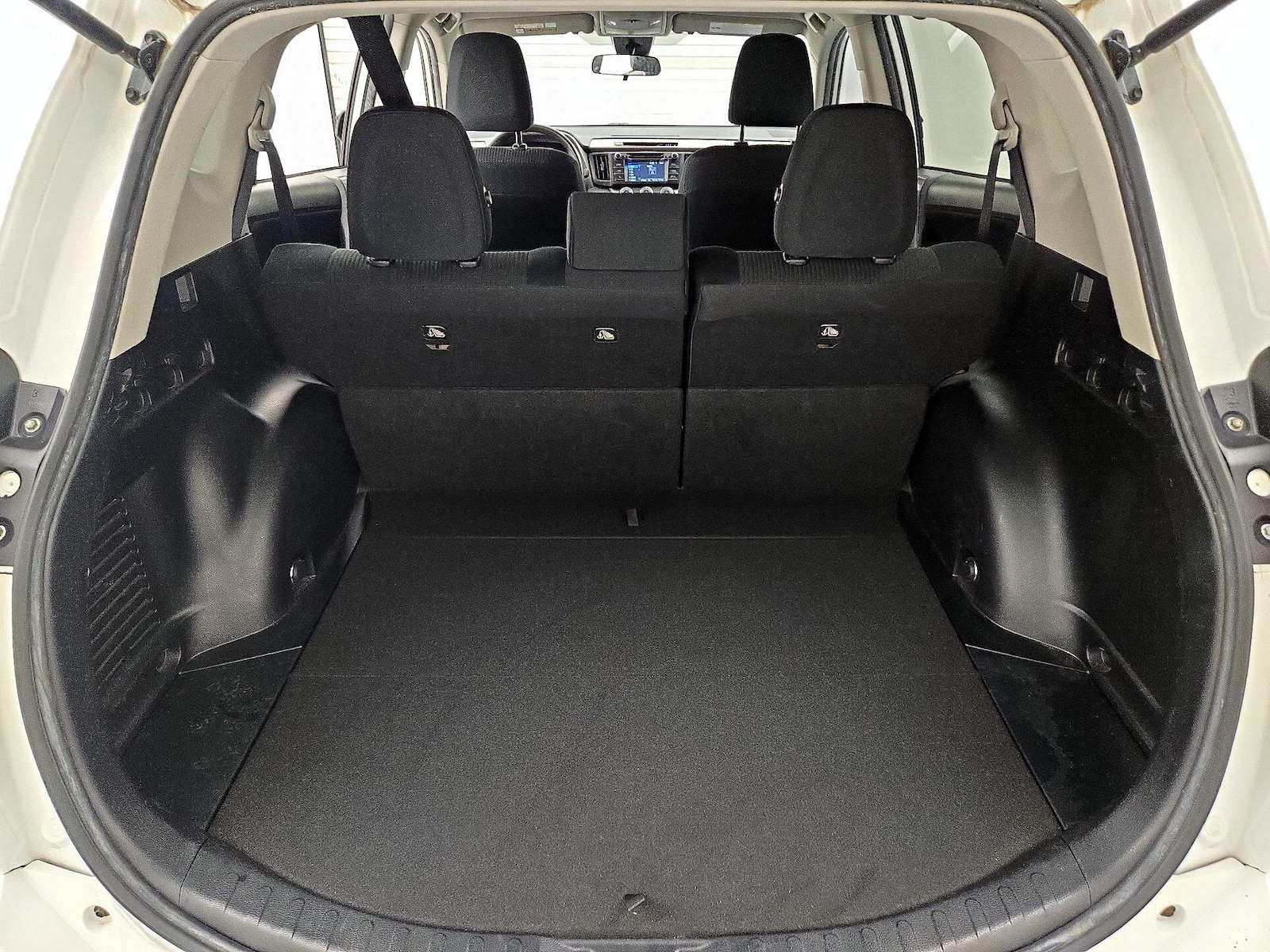 2017 Toyota RAV4 LE - Photo 21
