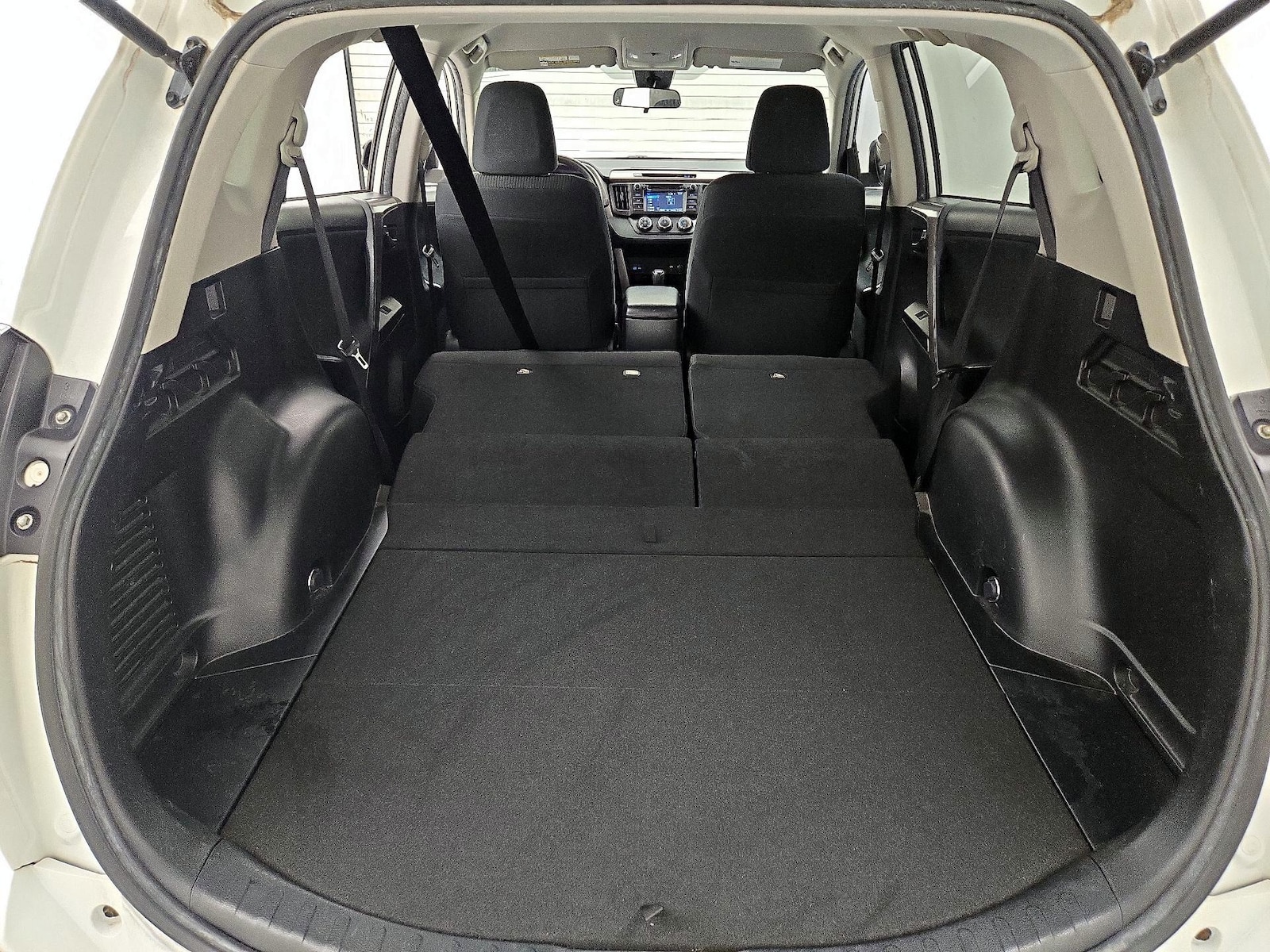2017 Toyota RAV4 LE - Photo 22