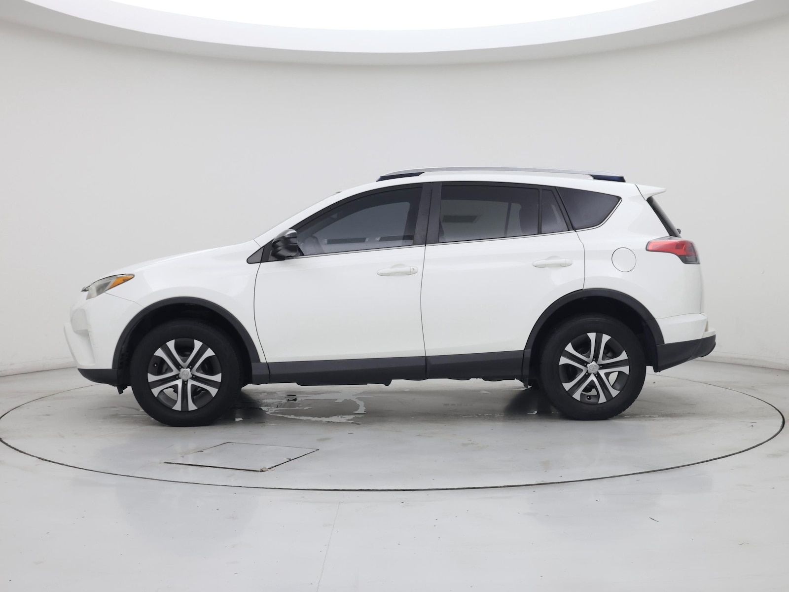 2017 Toyota RAV4 LE - Photo 4