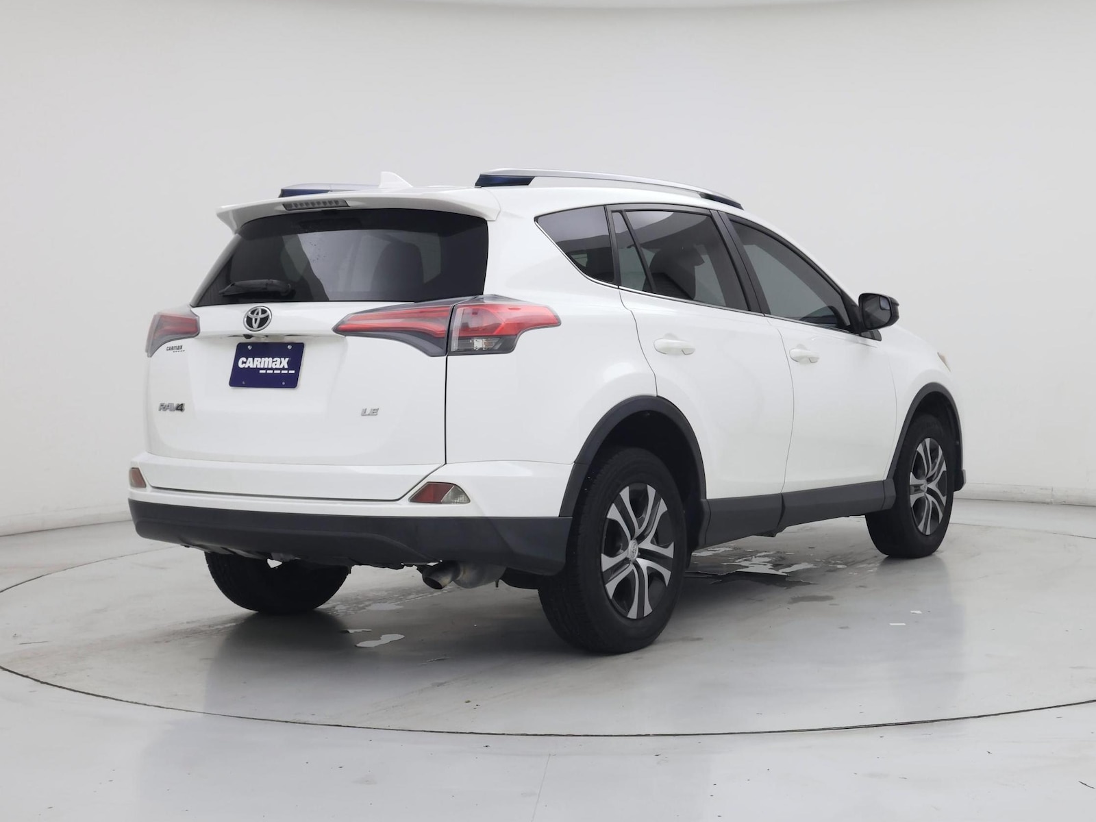 2017 Toyota RAV4 LE - Photo 9