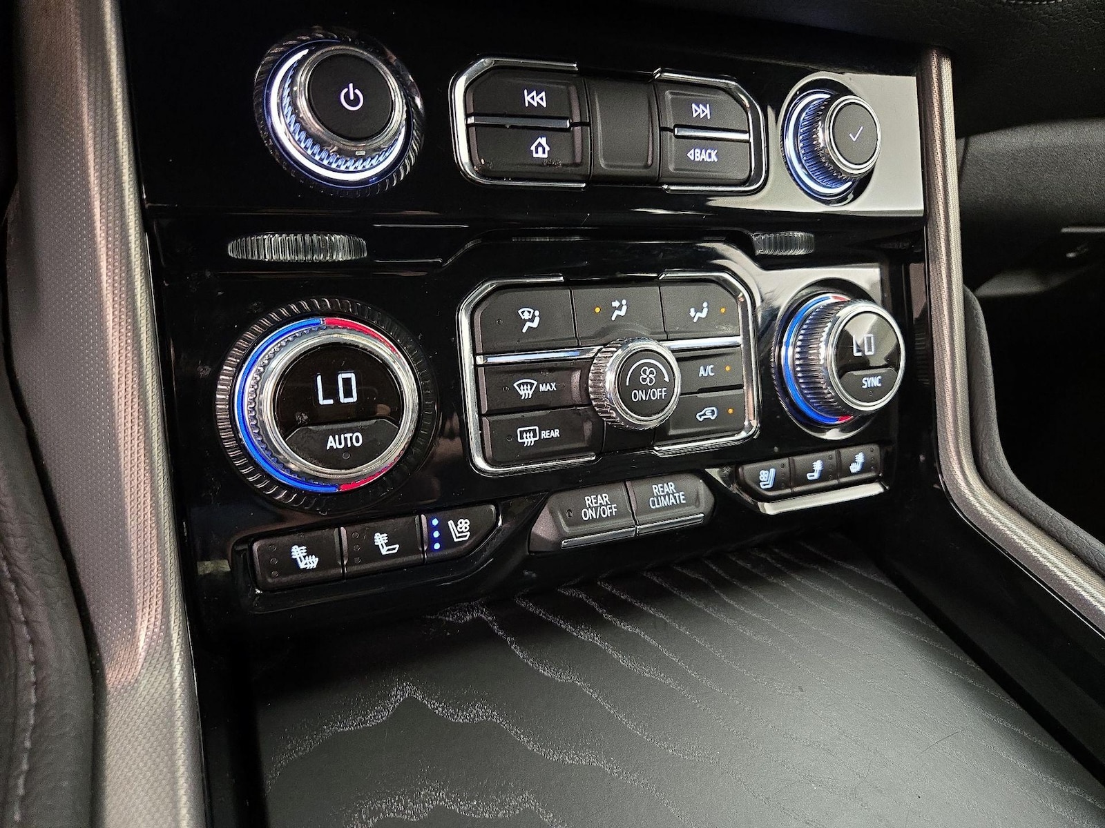 2024 GMC Yukon Denali - Photo 18