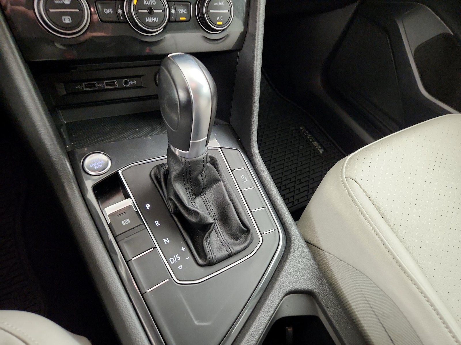 2018 Volkswagen Tiguan SE - Photo 18