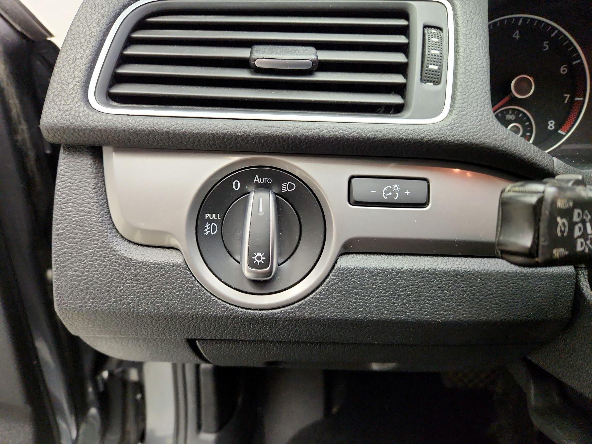 Thumbnail: 2015 Volkswagen Passat - 11