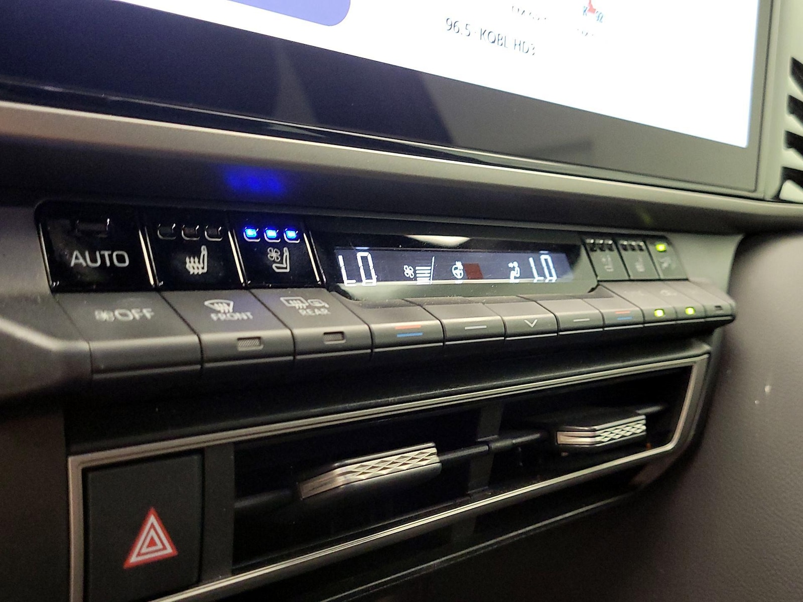 2025 Toyota Camry XSE - Photo 17