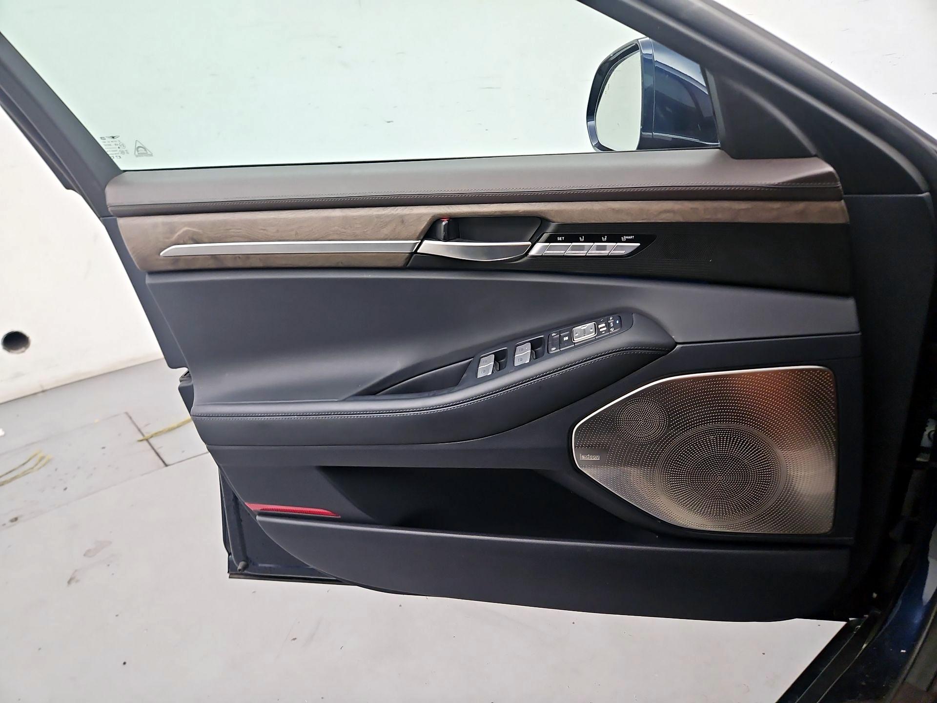 Thumbnail: 2021 Genesis G90 - 10