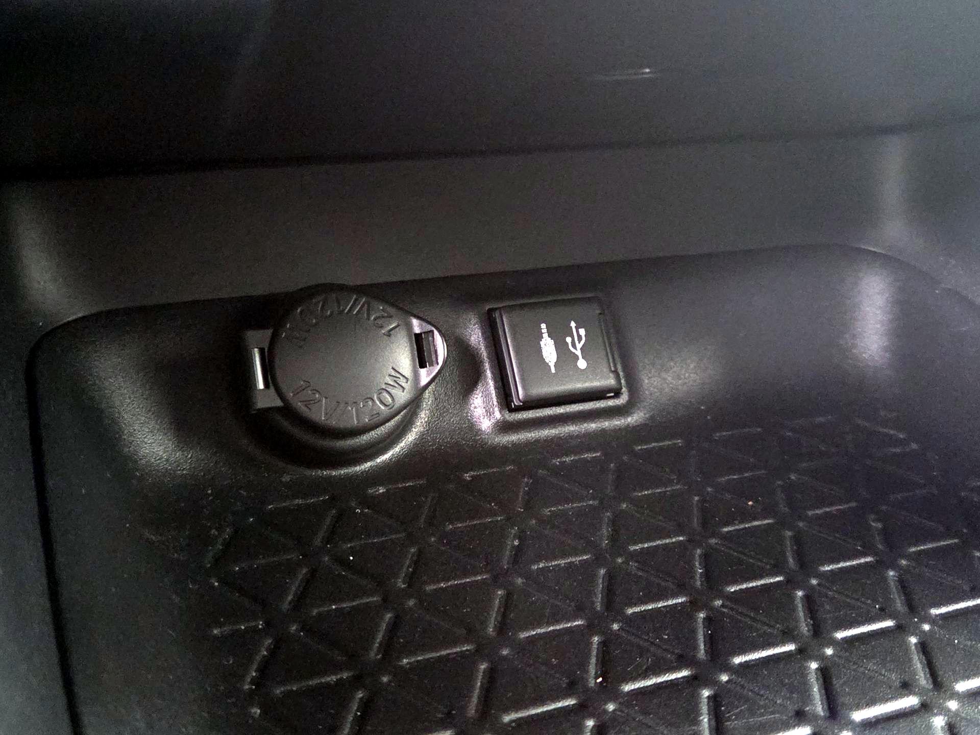 Thumbnail: 2019 Toyota RAV4 - 18