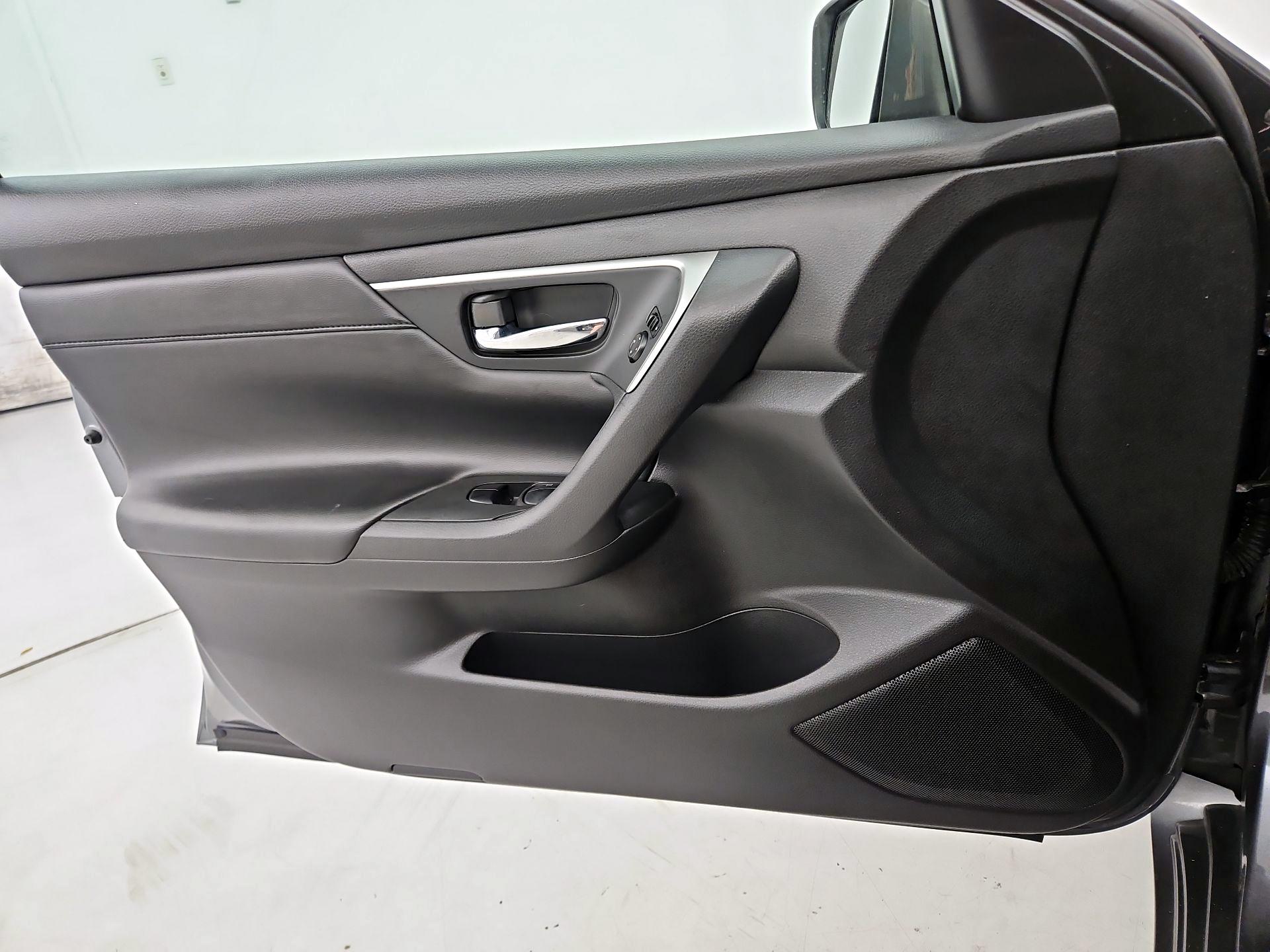 Thumbnail: 2015 Nissan Altima - 12