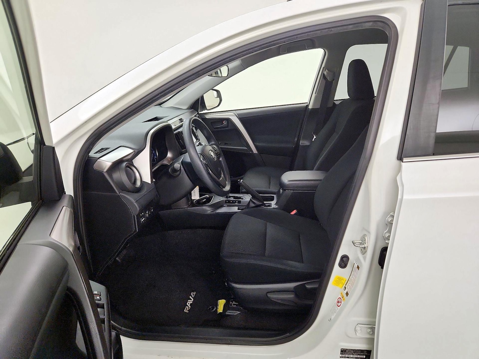 2018 Toyota RAV4 LE - Photo 10