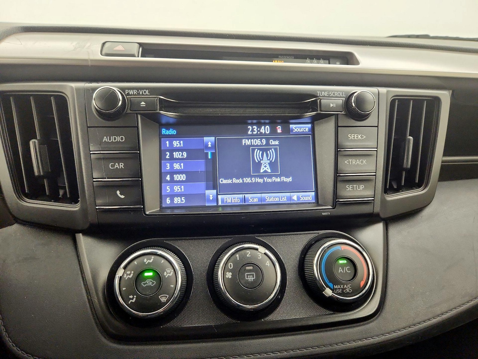 2018 Toyota RAV4 LE - Photo 14