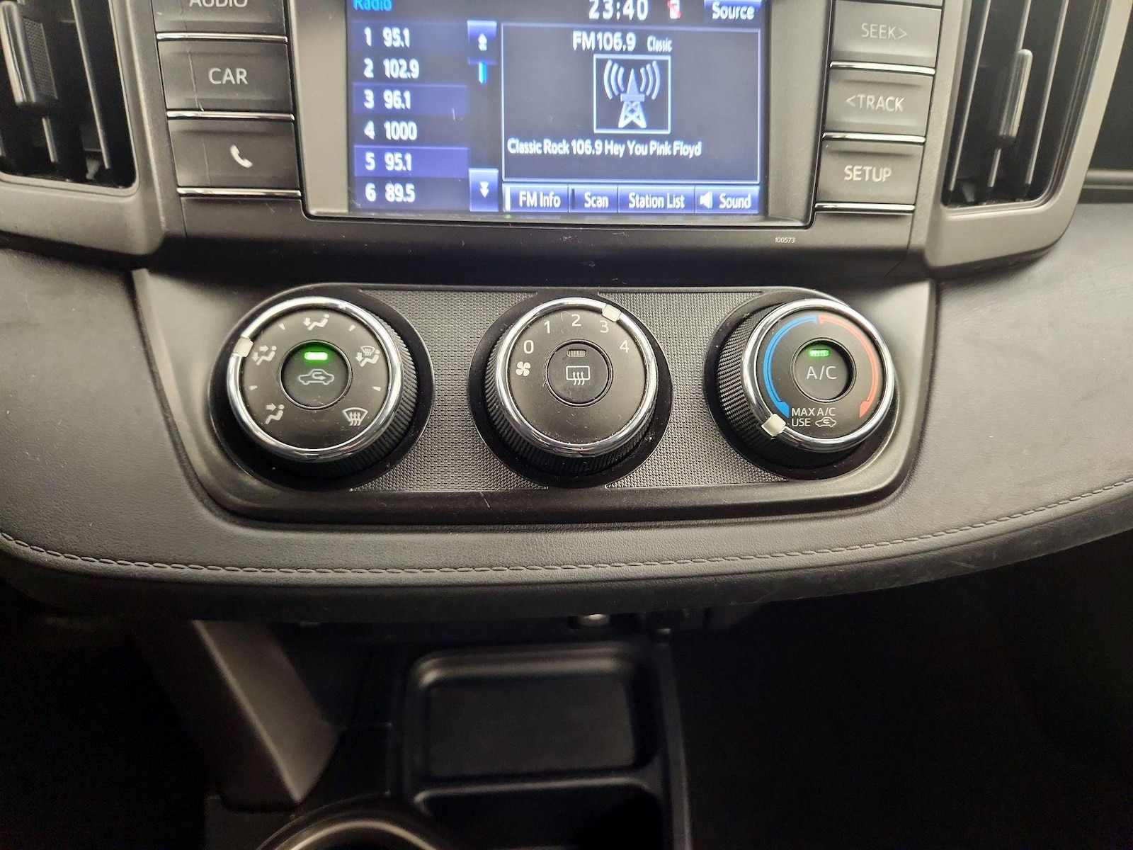 2018 Toyota RAV4 LE - Photo 15