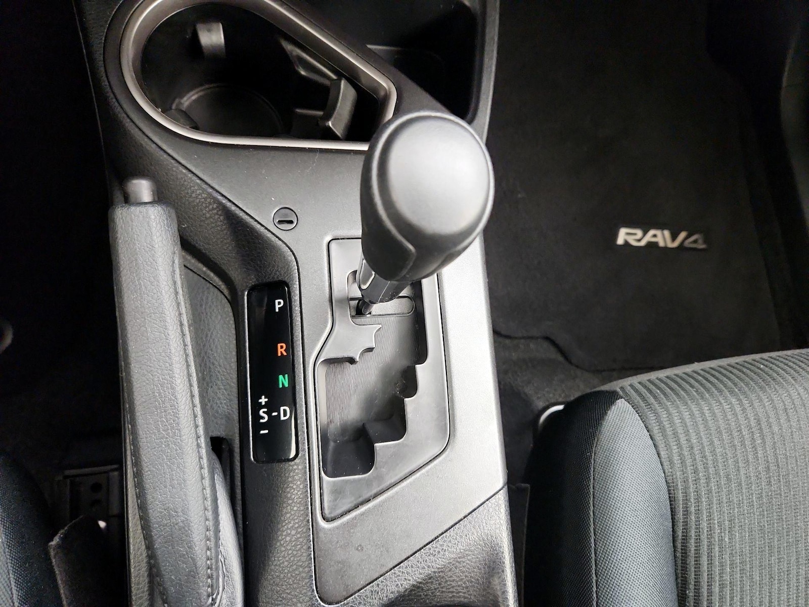 2018 Toyota RAV4 LE - Photo 16