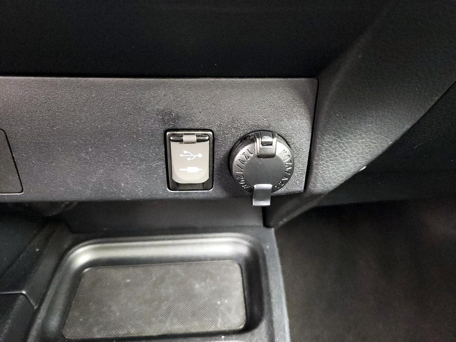 2018 Toyota RAV4 LE - Photo 17