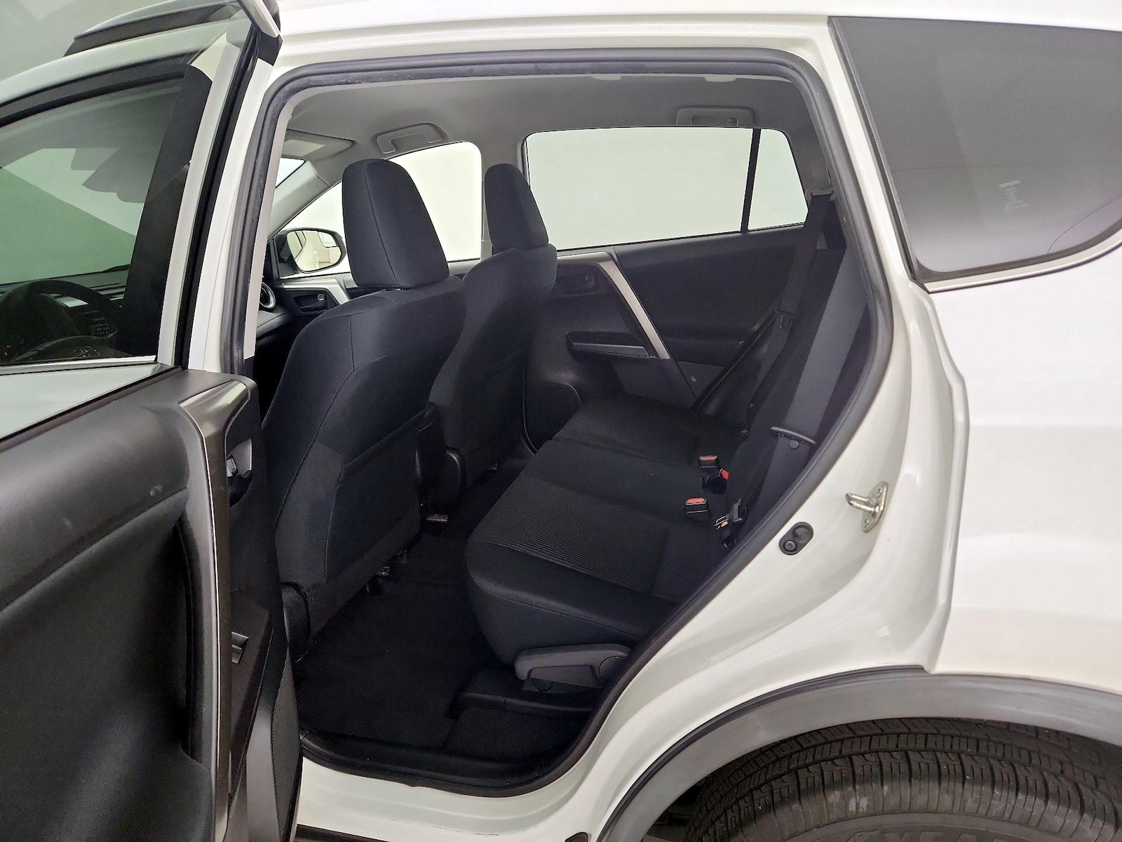 2018 Toyota RAV4 LE - Photo 18
