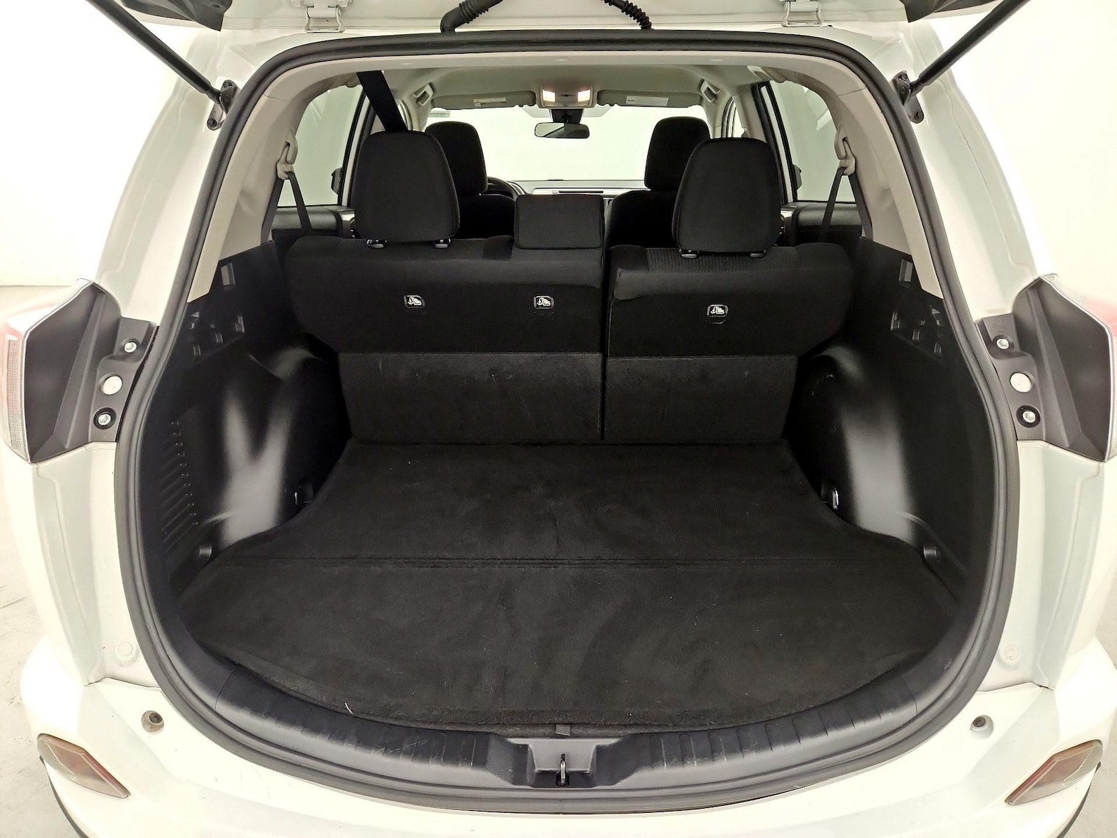 2018 Toyota RAV4 LE - Photo 19