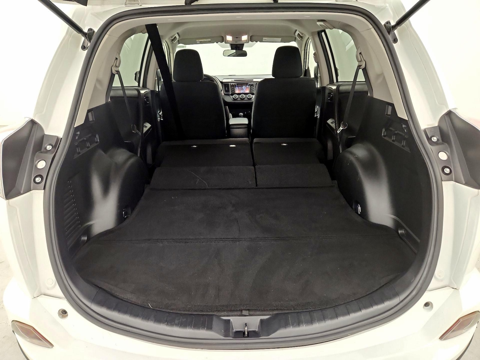 2018 Toyota RAV4 LE - Photo 20