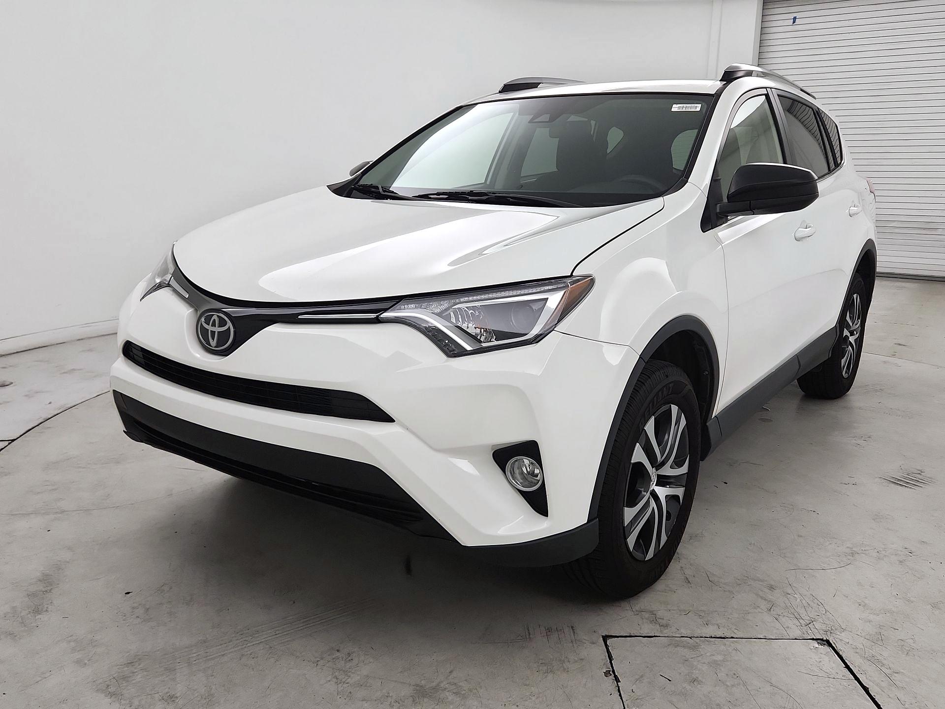 Thumbnail: 2018 Toyota RAV4 - 3