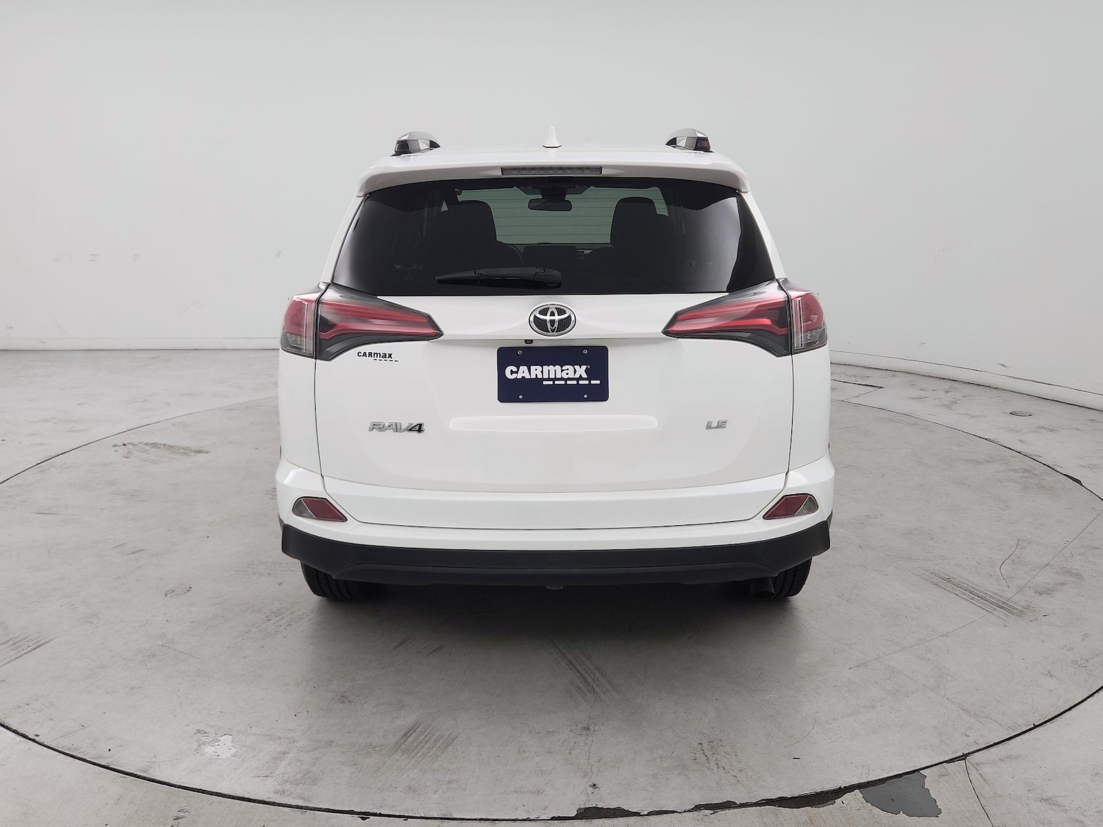 2018 Toyota RAV4 LE - Photo 6