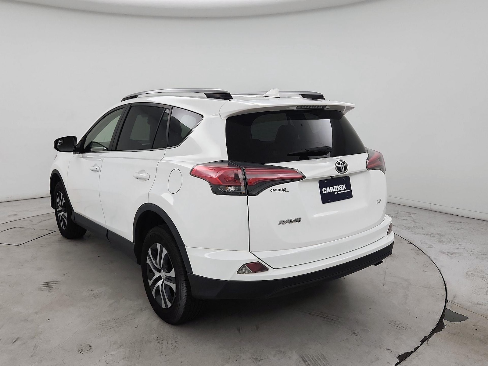 2018 Toyota RAV4 LE - Photo 7