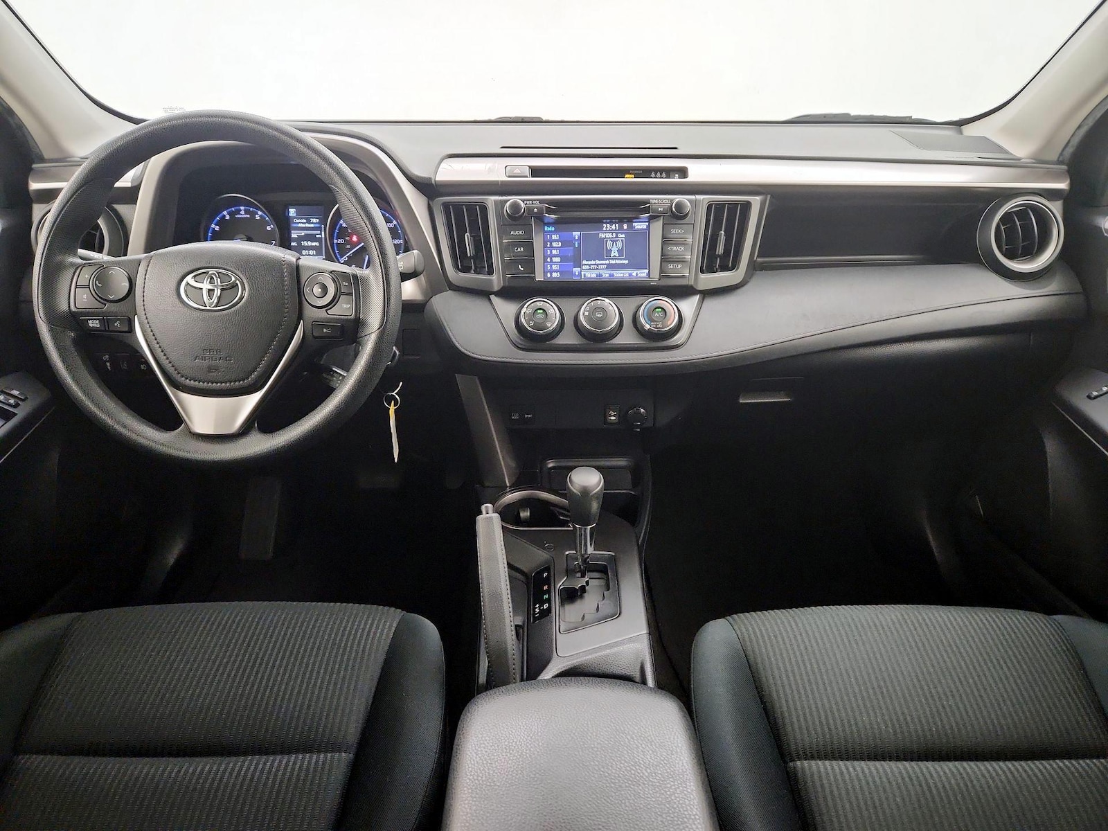 2018 Toyota RAV4 LE - Photo 8