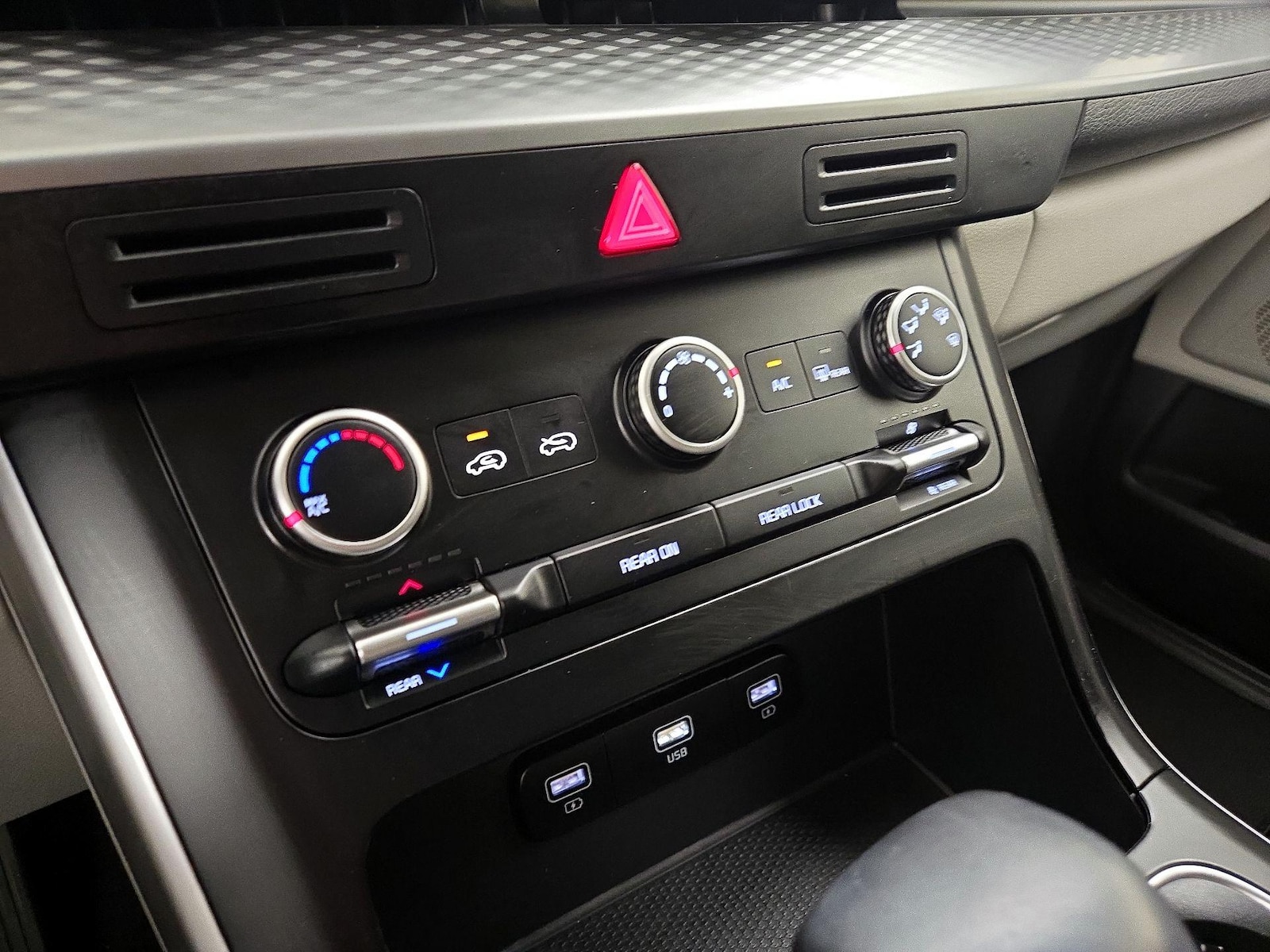 2022 Kia Carnival LX Seat Pkg - Photo 17