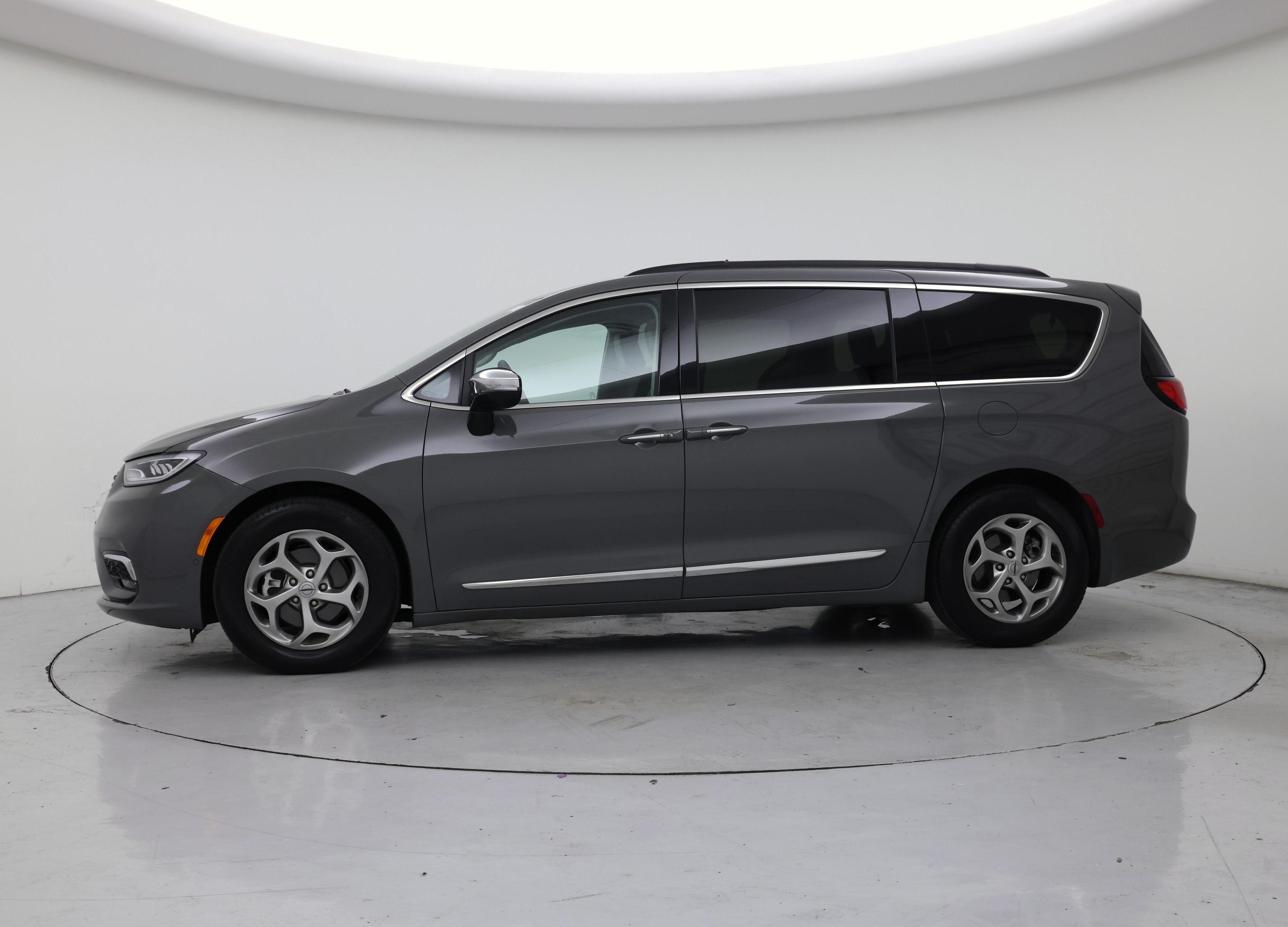 Thumbnail: 2023 Chrysler Pacifica - 3