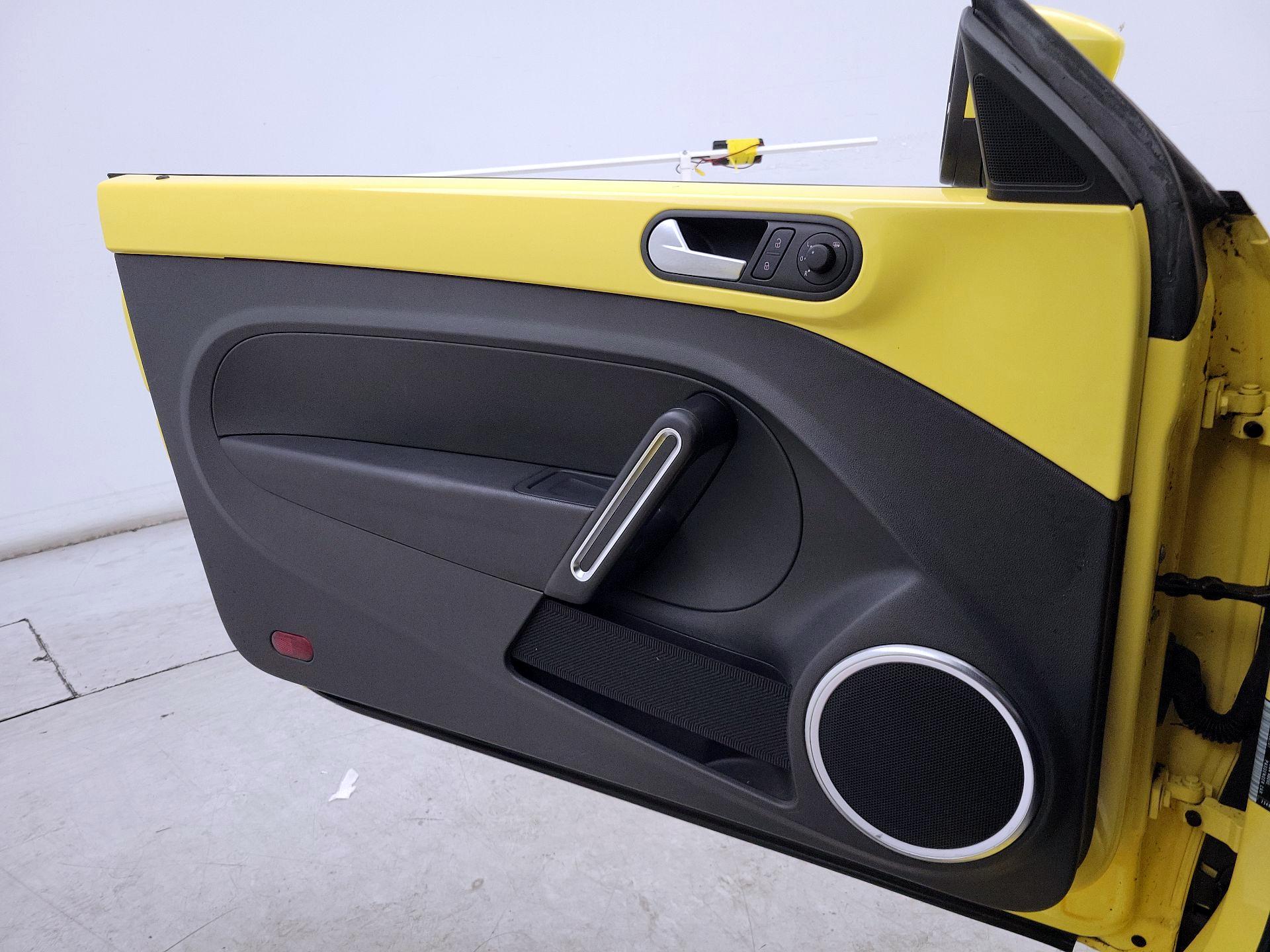 Thumbnail: 2014 Volkswagen Beetle - 12