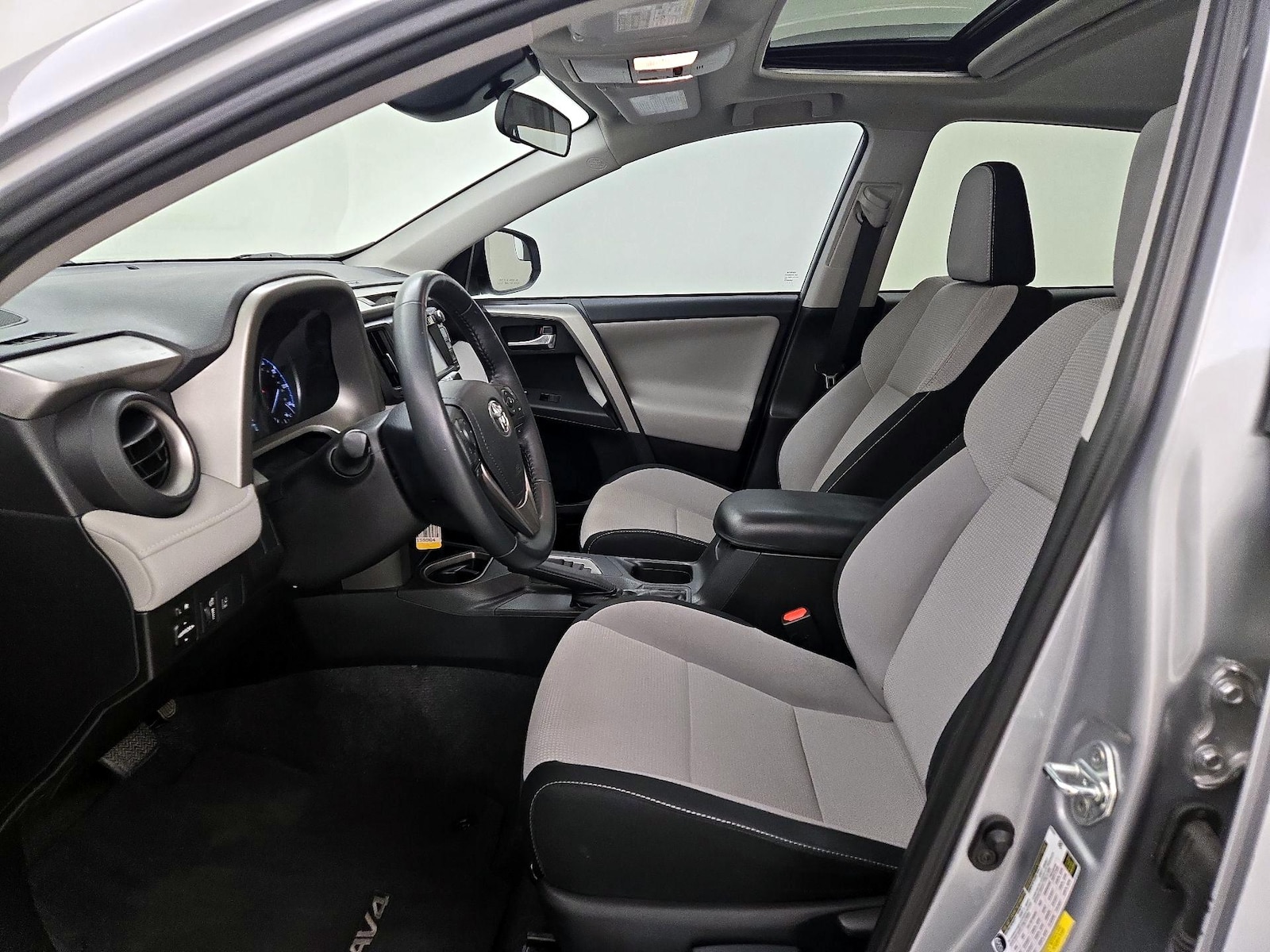 2017 Toyota RAV4 XLE - Photo 12