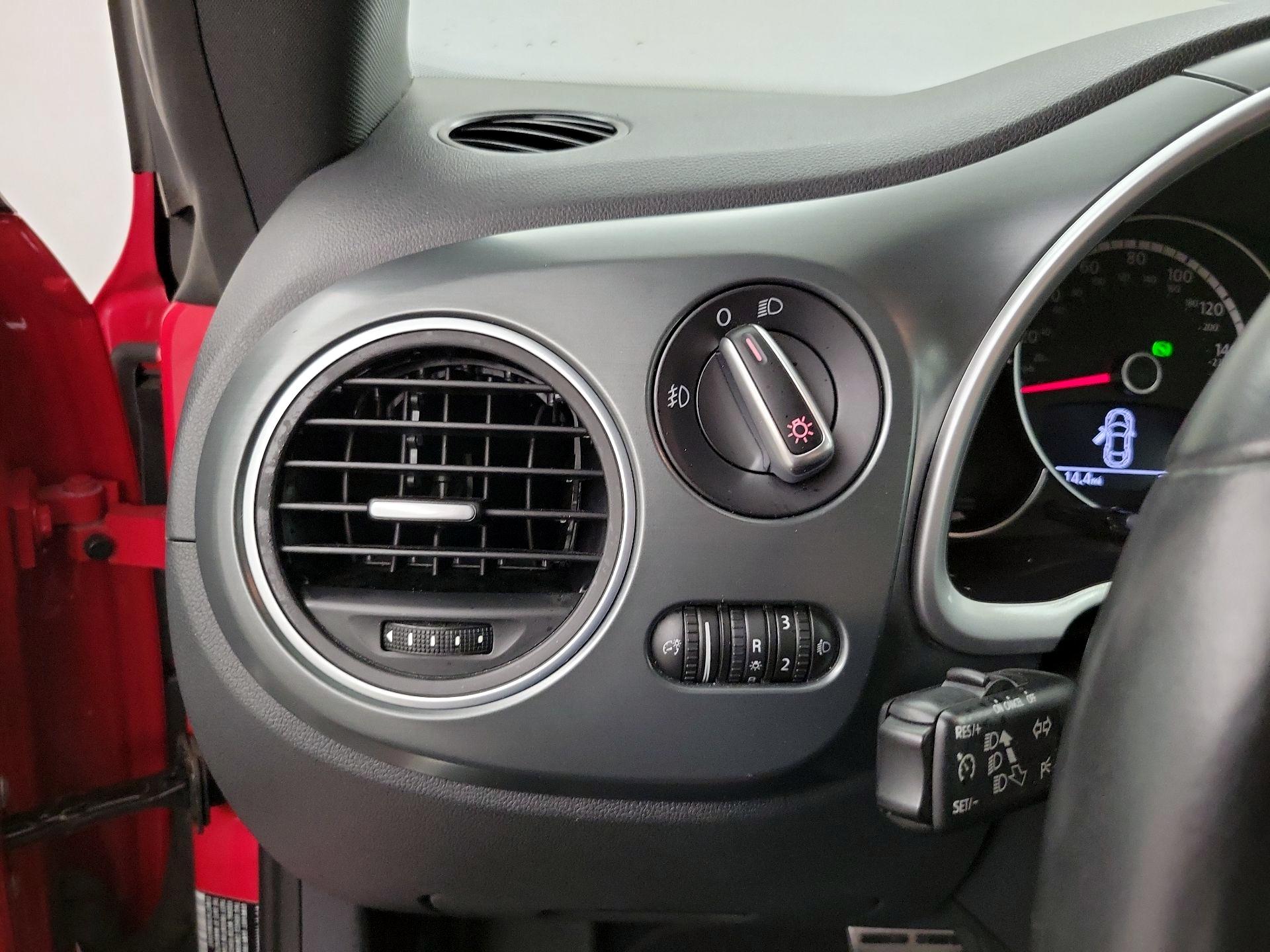 Thumbnail: 2014 Volkswagen Beetle - 11