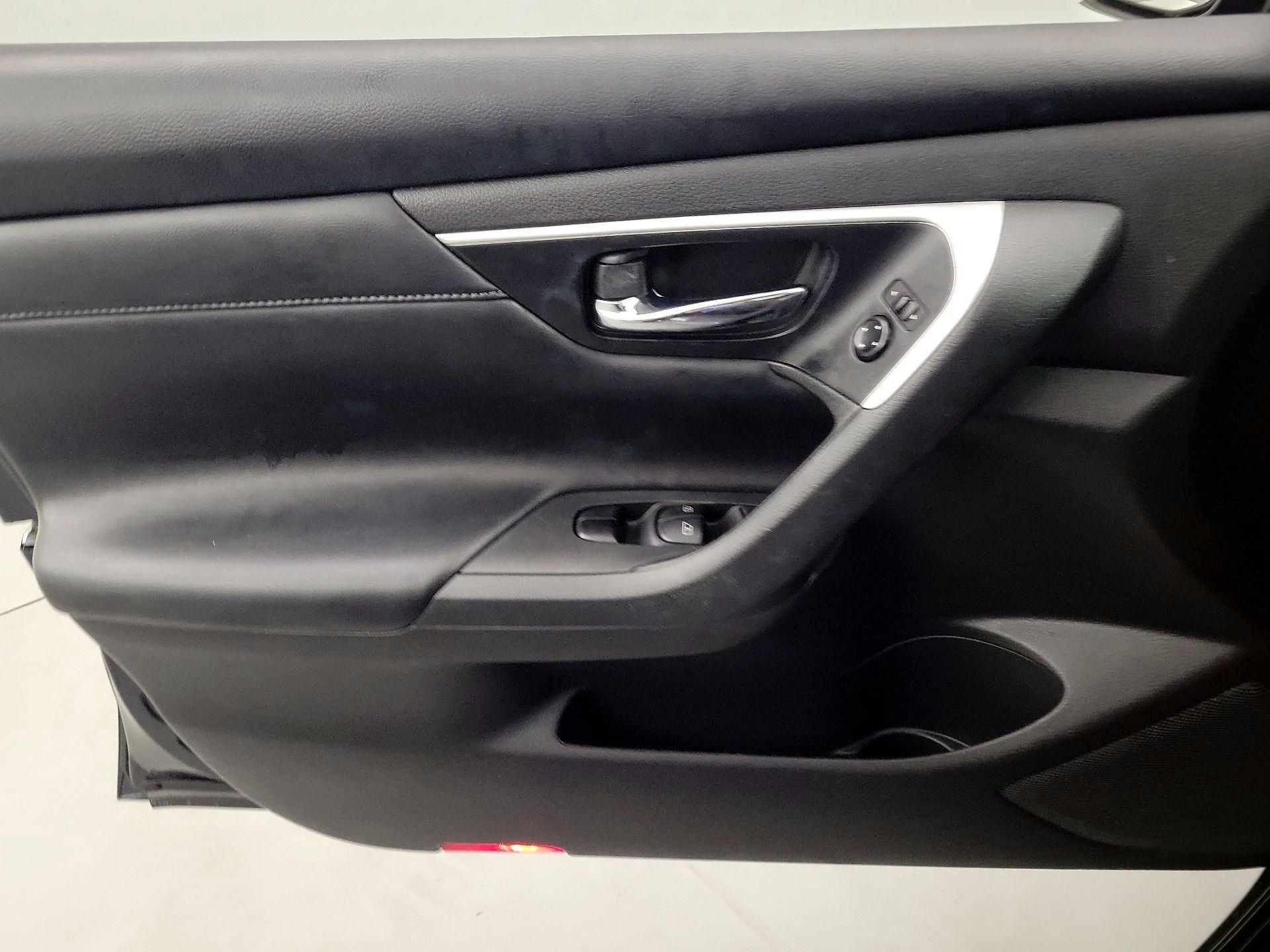 Thumbnail: 2016 Nissan Altima - 12