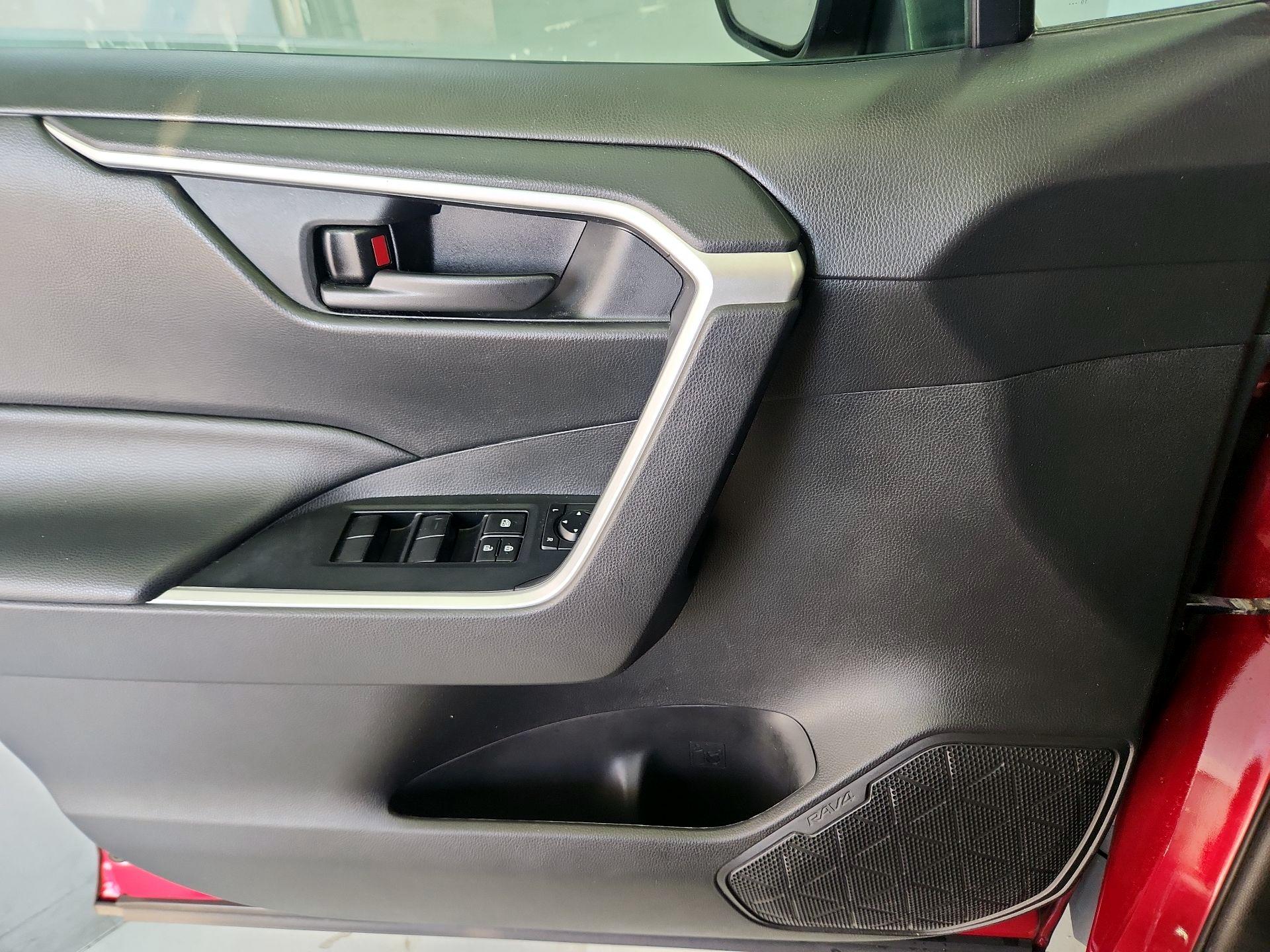 Thumbnail: 2020 Toyota RAV4 - 12