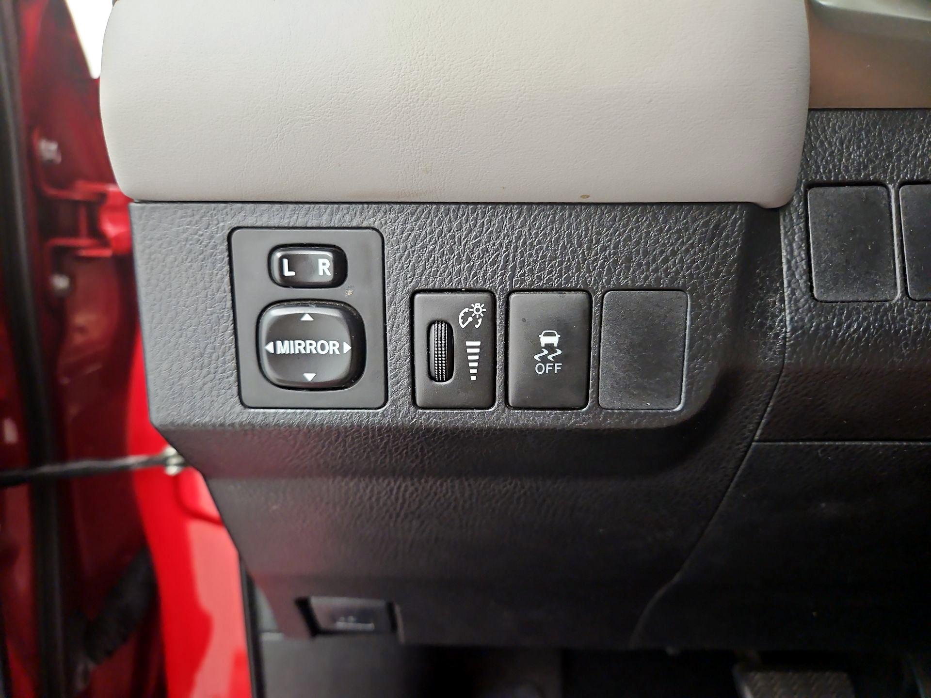 Thumbnail: 2015 Toyota RAV4 - 13