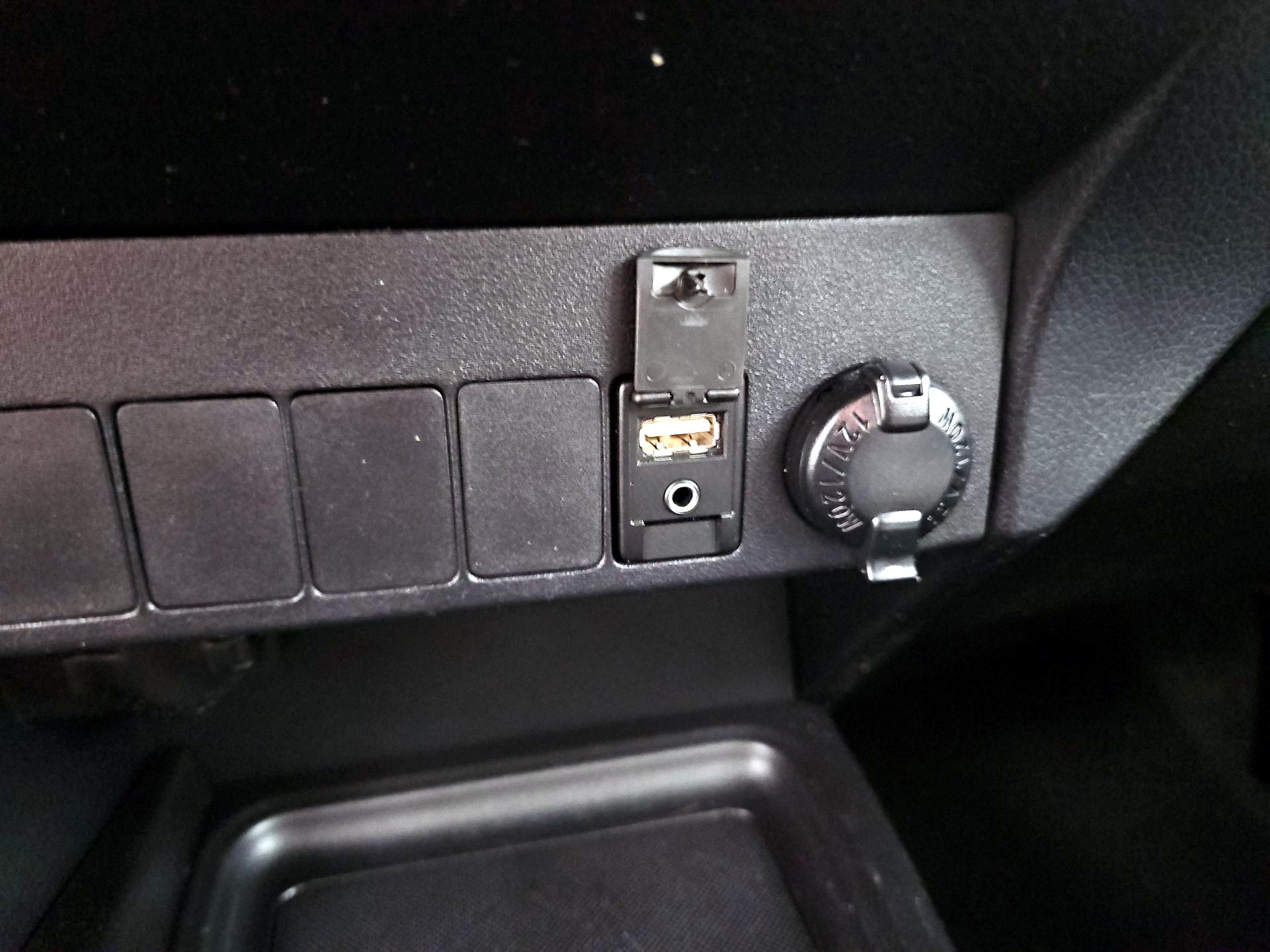 Thumbnail: 2015 Toyota RAV4 - 19