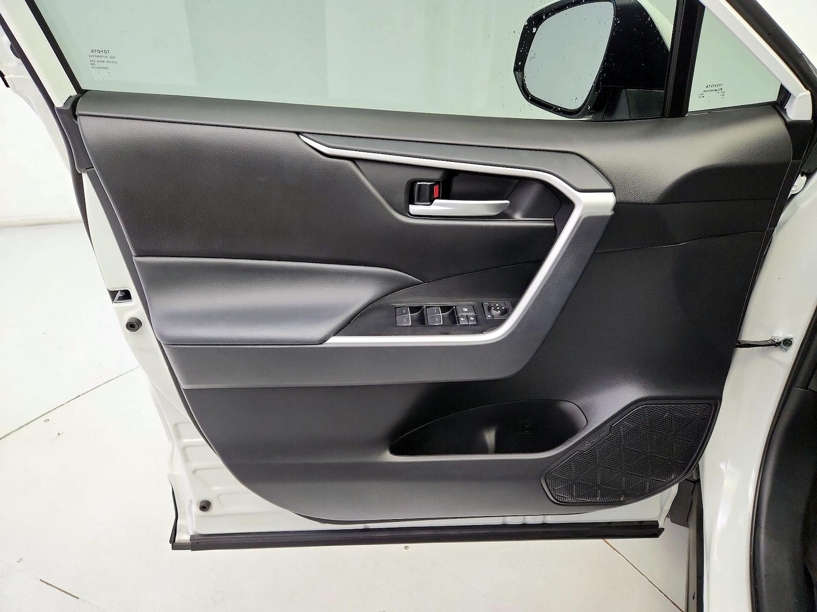 2025 Toyota RAV4 XLE - Photo 13