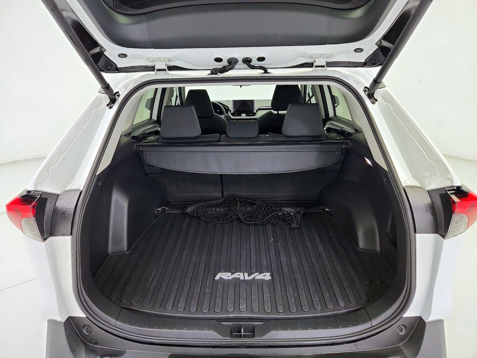 2025 Toyota RAV4 XLE - Photo 23