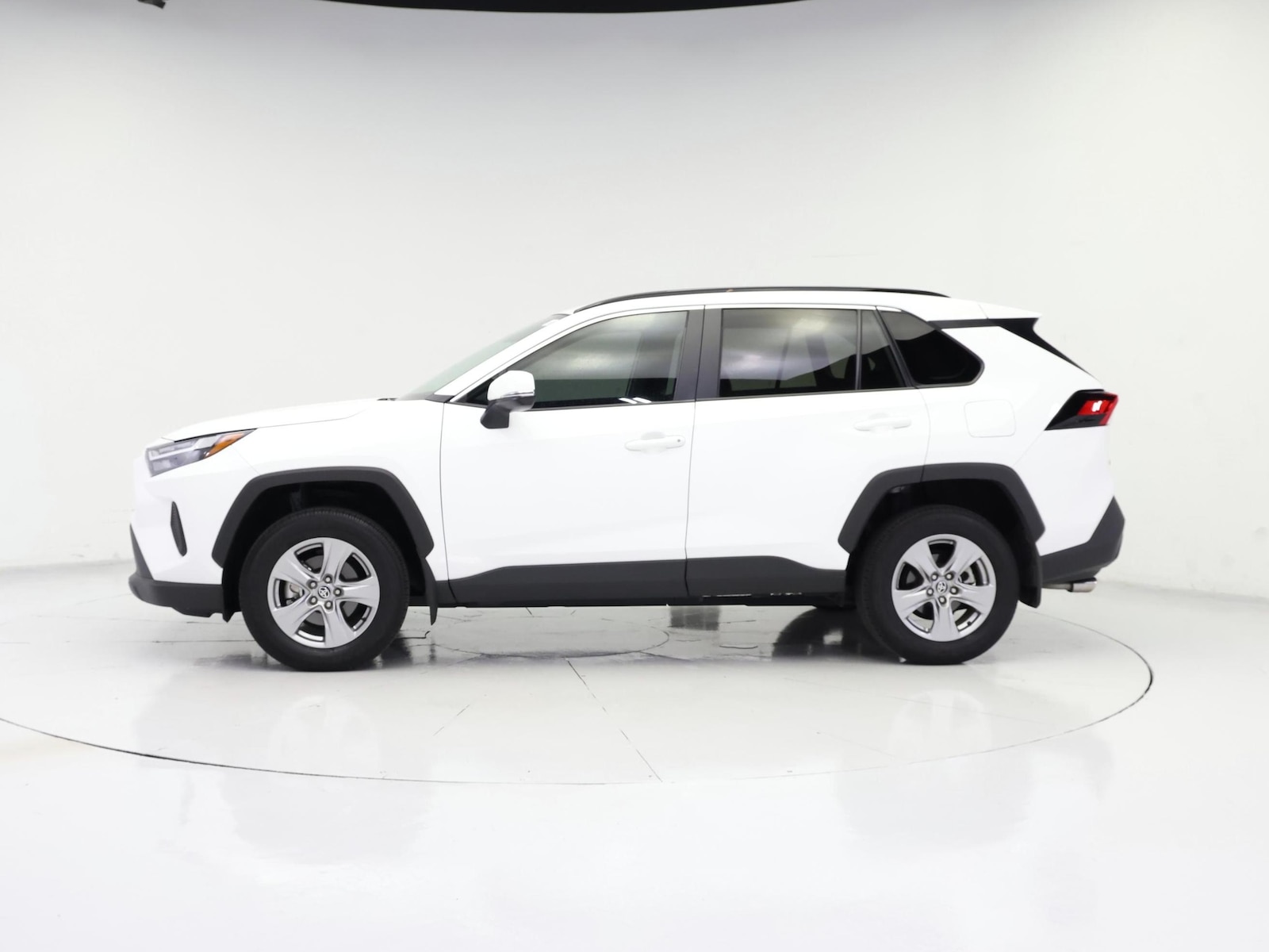 2025 Toyota RAV4 XLE - Photo 4