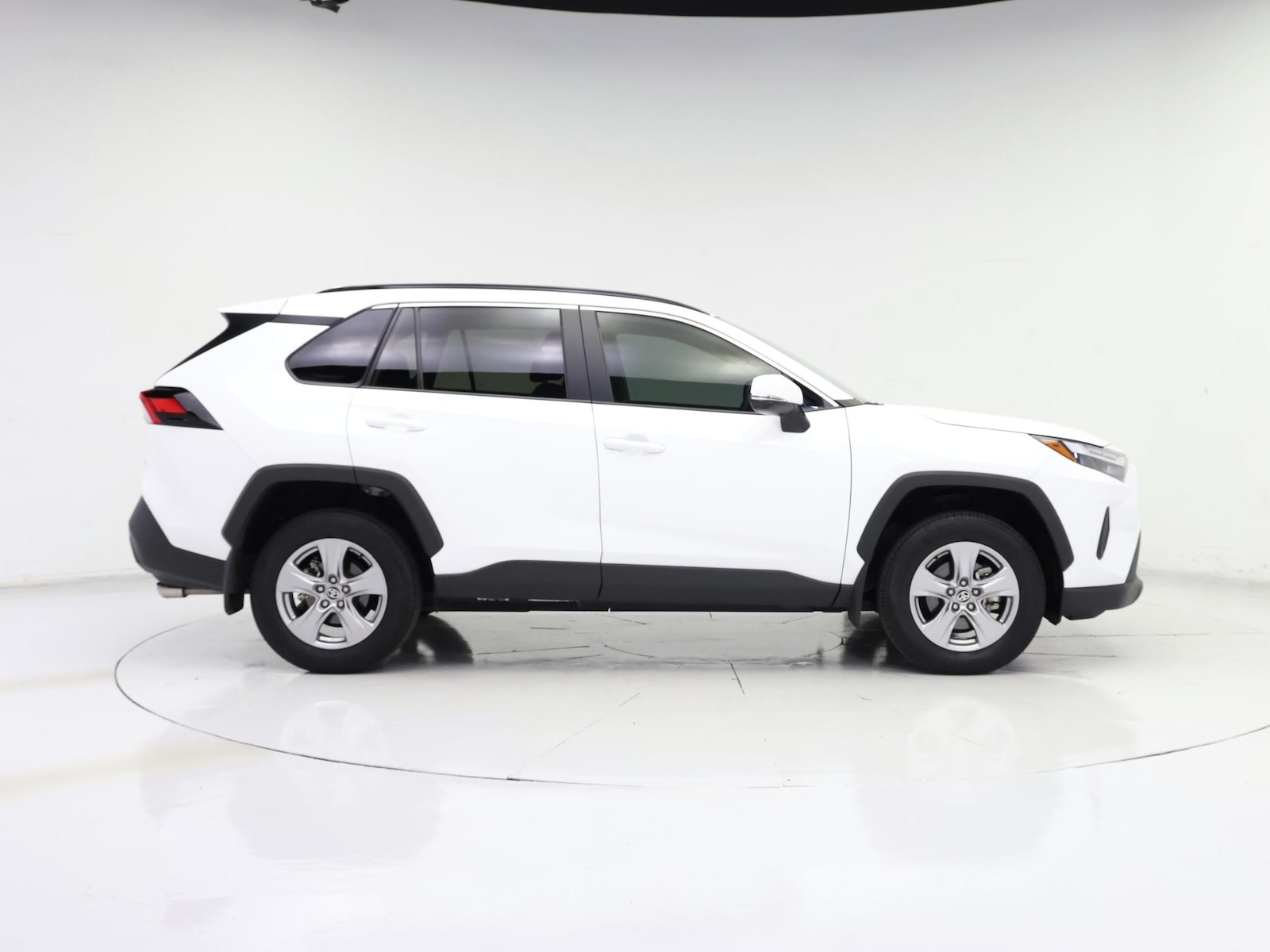 2025 Toyota RAV4 XLE - Photo 8