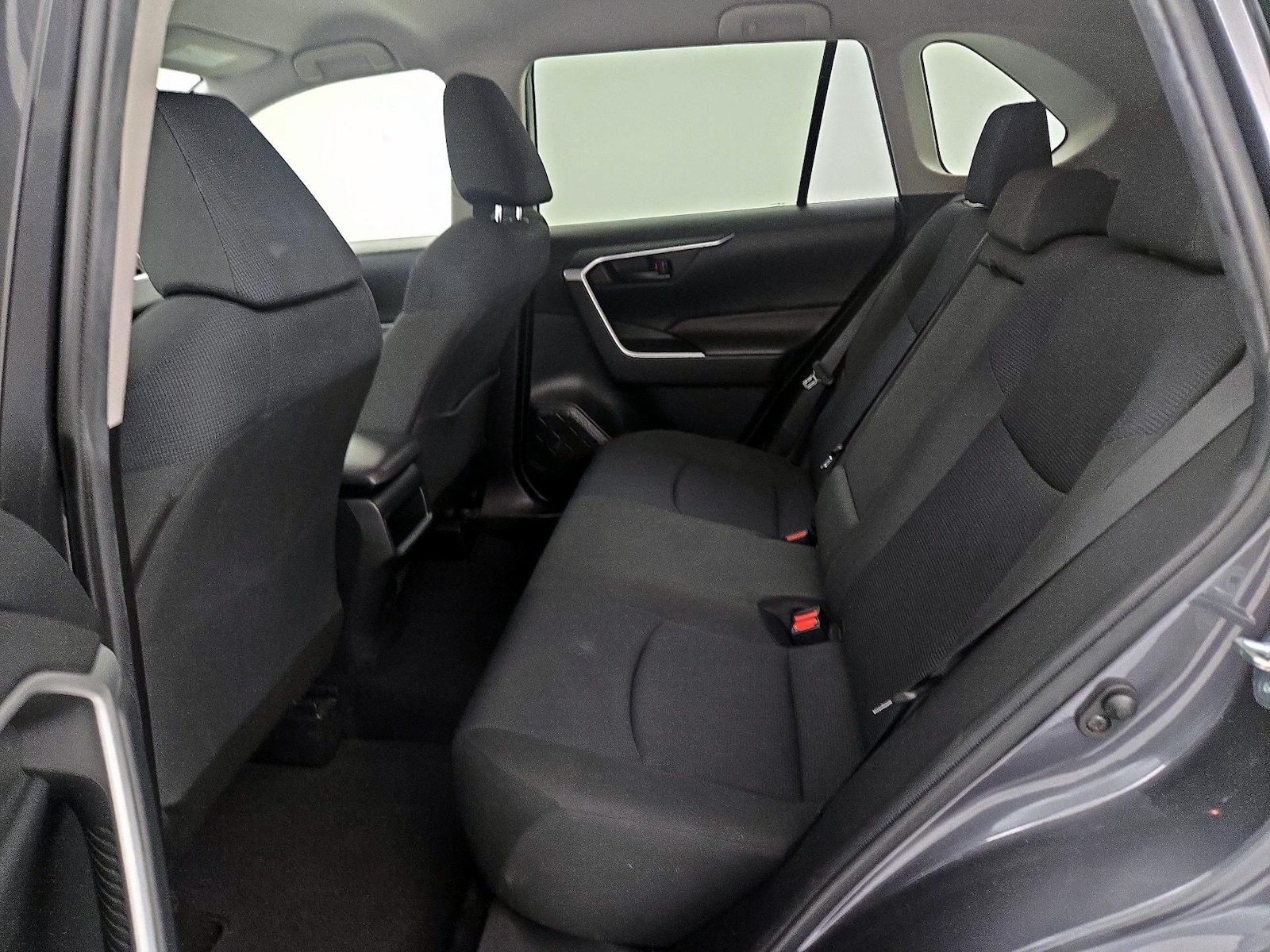 2019 Toyota RAV4 LE - Photo 20
