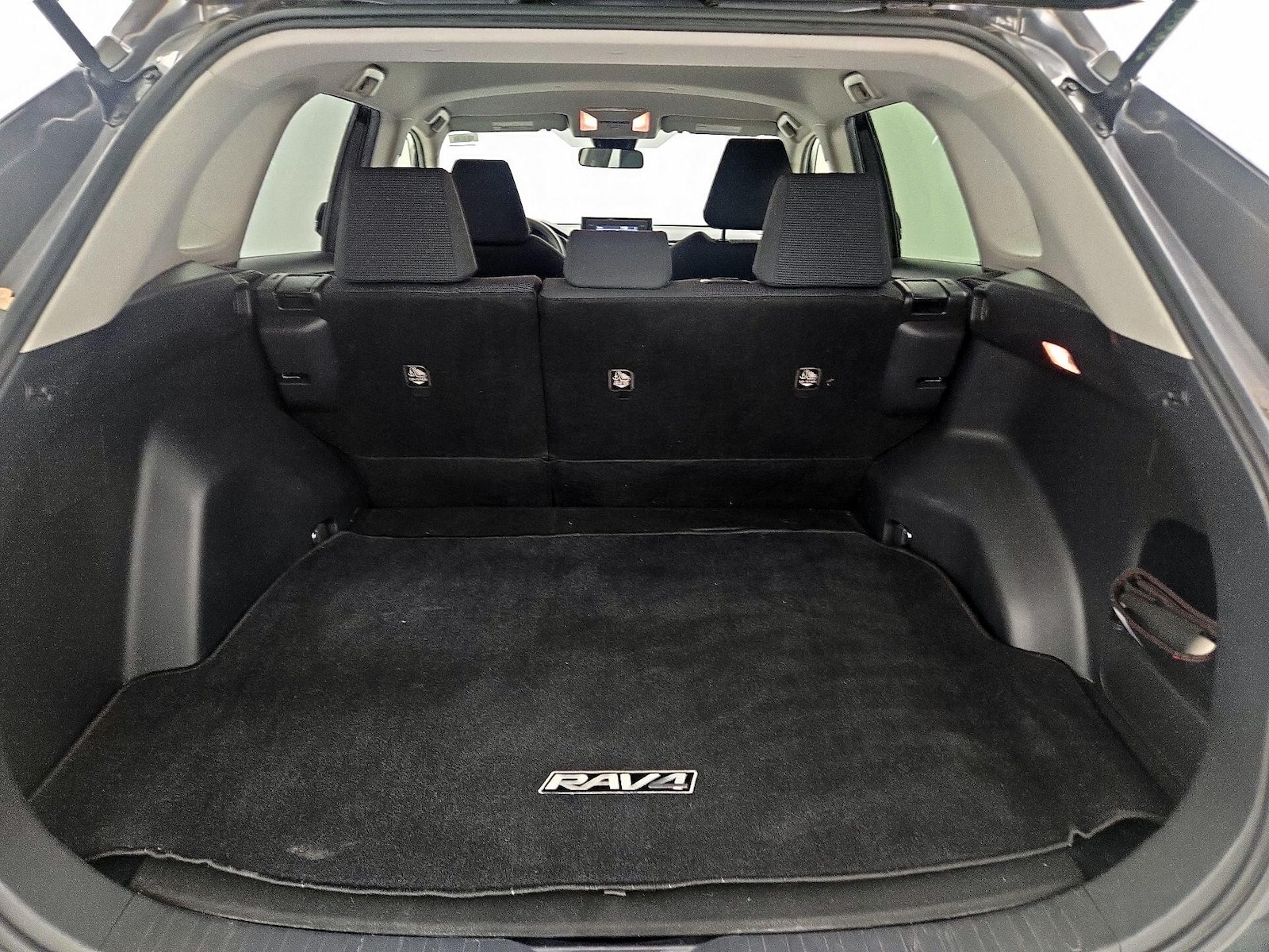 2019 Toyota RAV4 LE - Photo 21