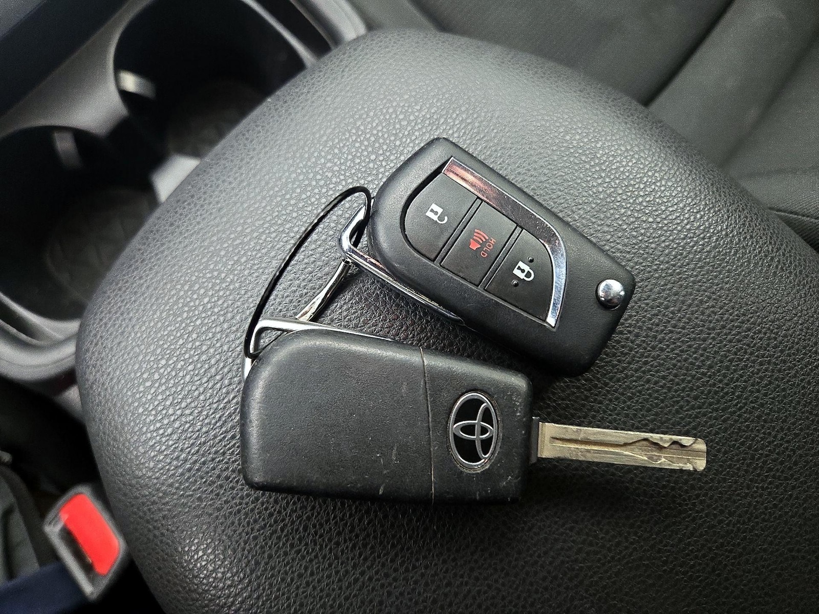 2019 Toyota RAV4 LE - Photo 23