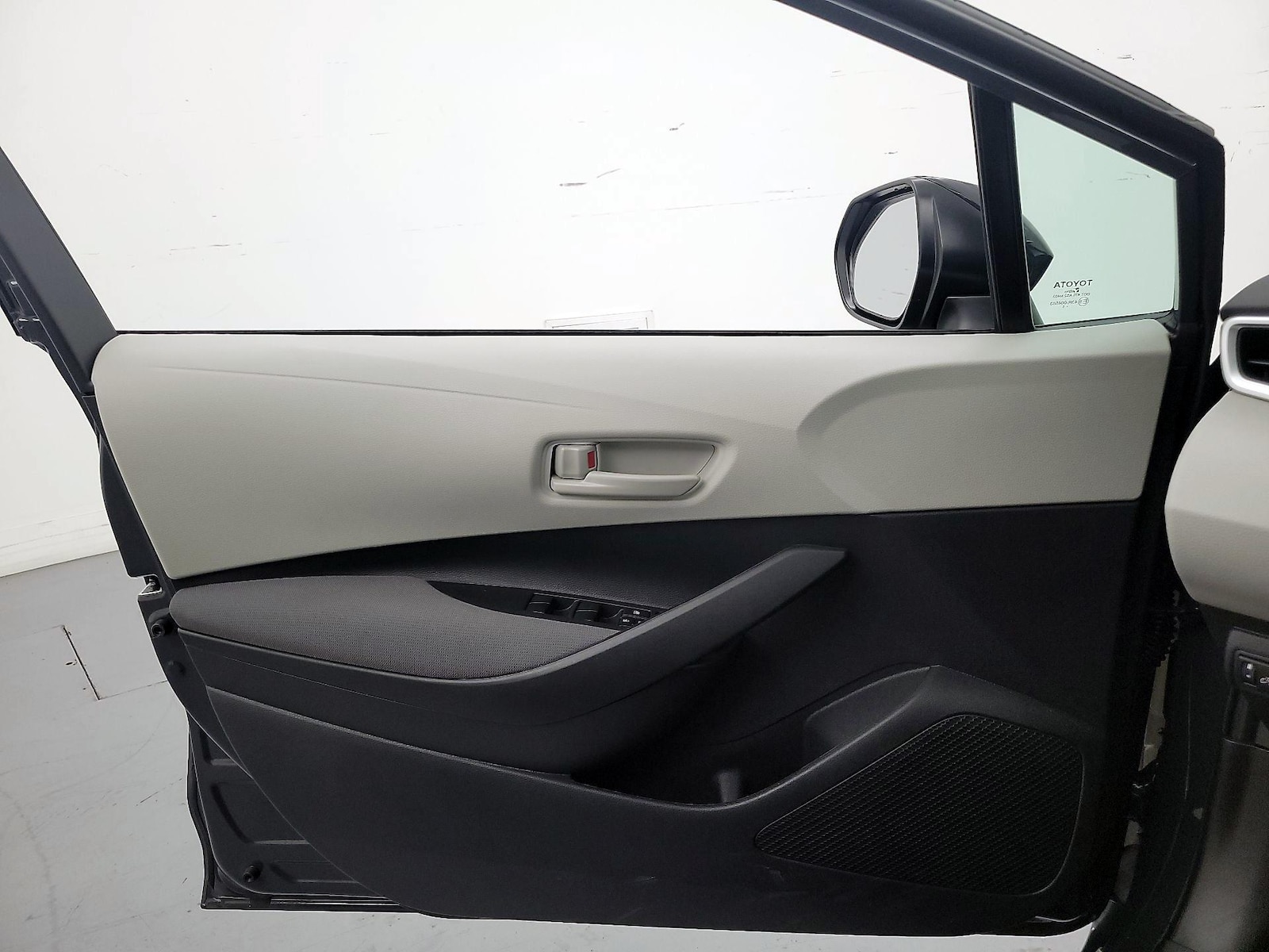 2025 Toyota Corolla LE - Photo 13