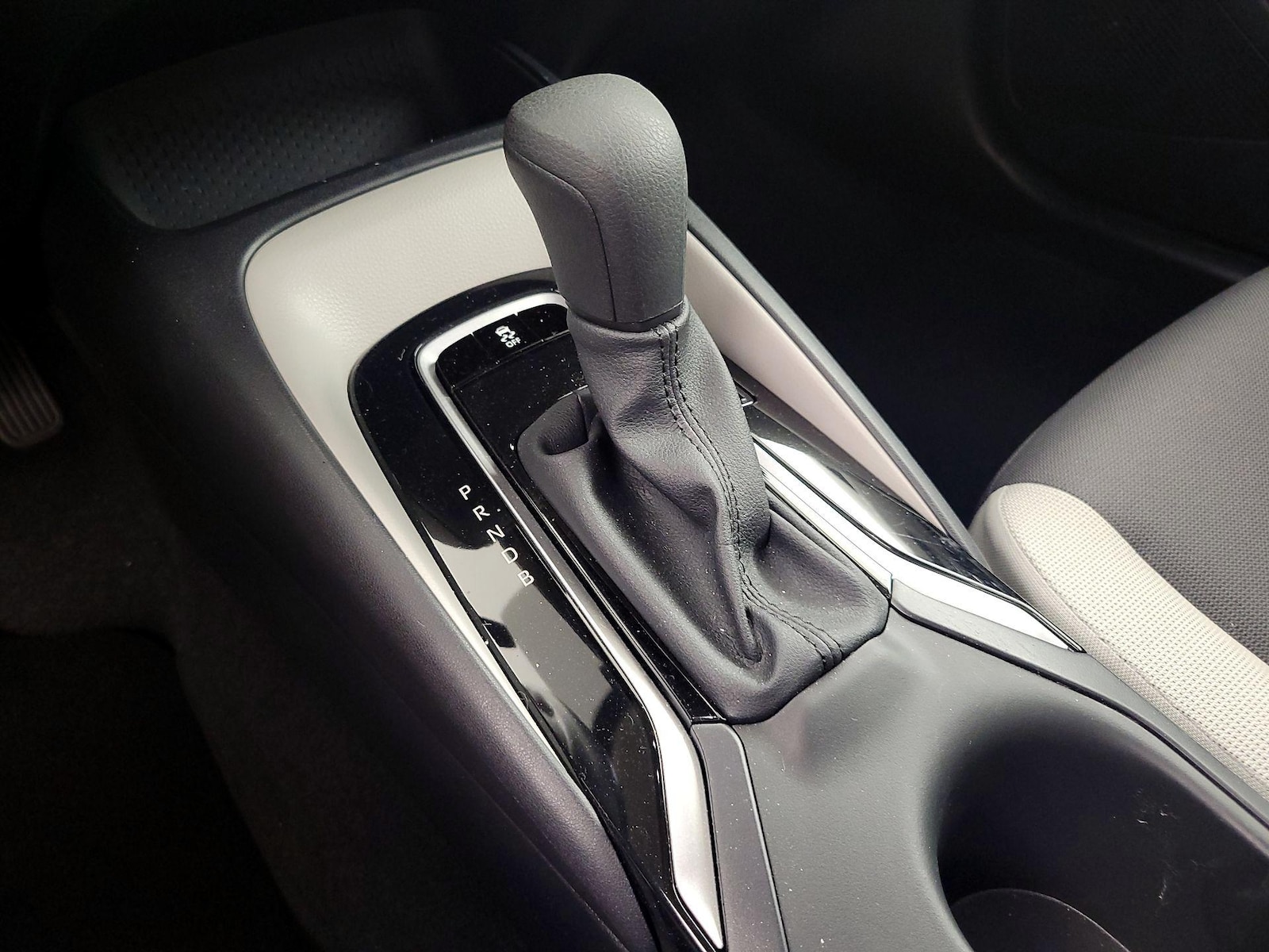 2025 Toyota Corolla LE - Photo 18