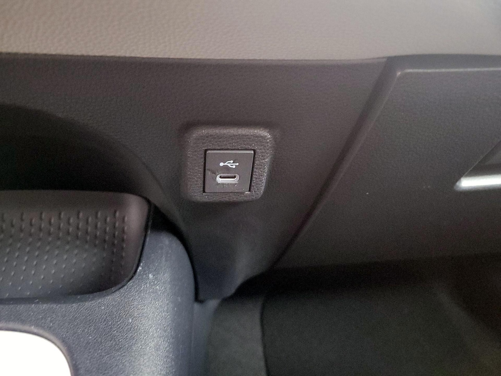 2025 Toyota Corolla LE - Photo 19