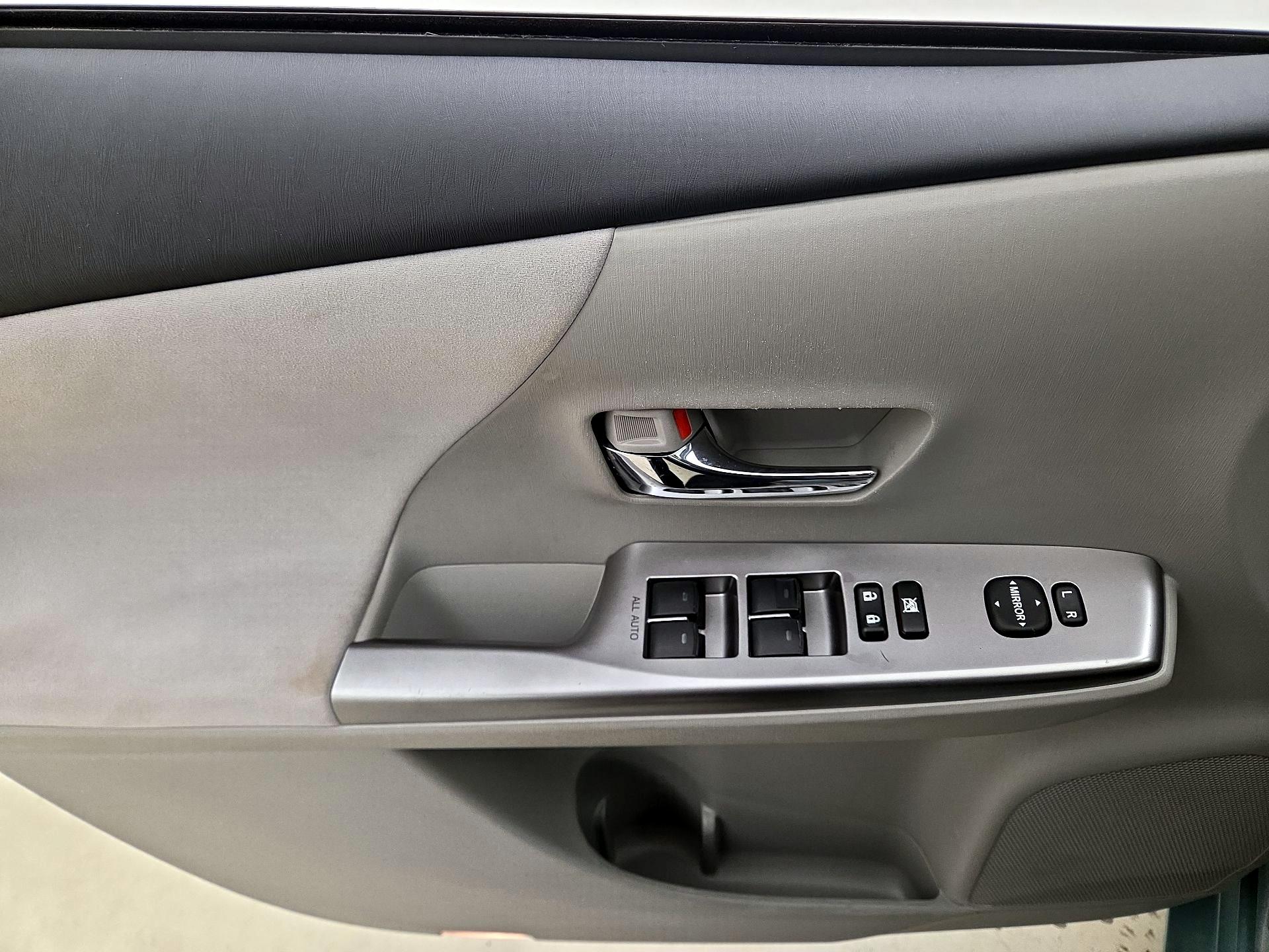 Thumbnail: 2015 Toyota Prius v - 12