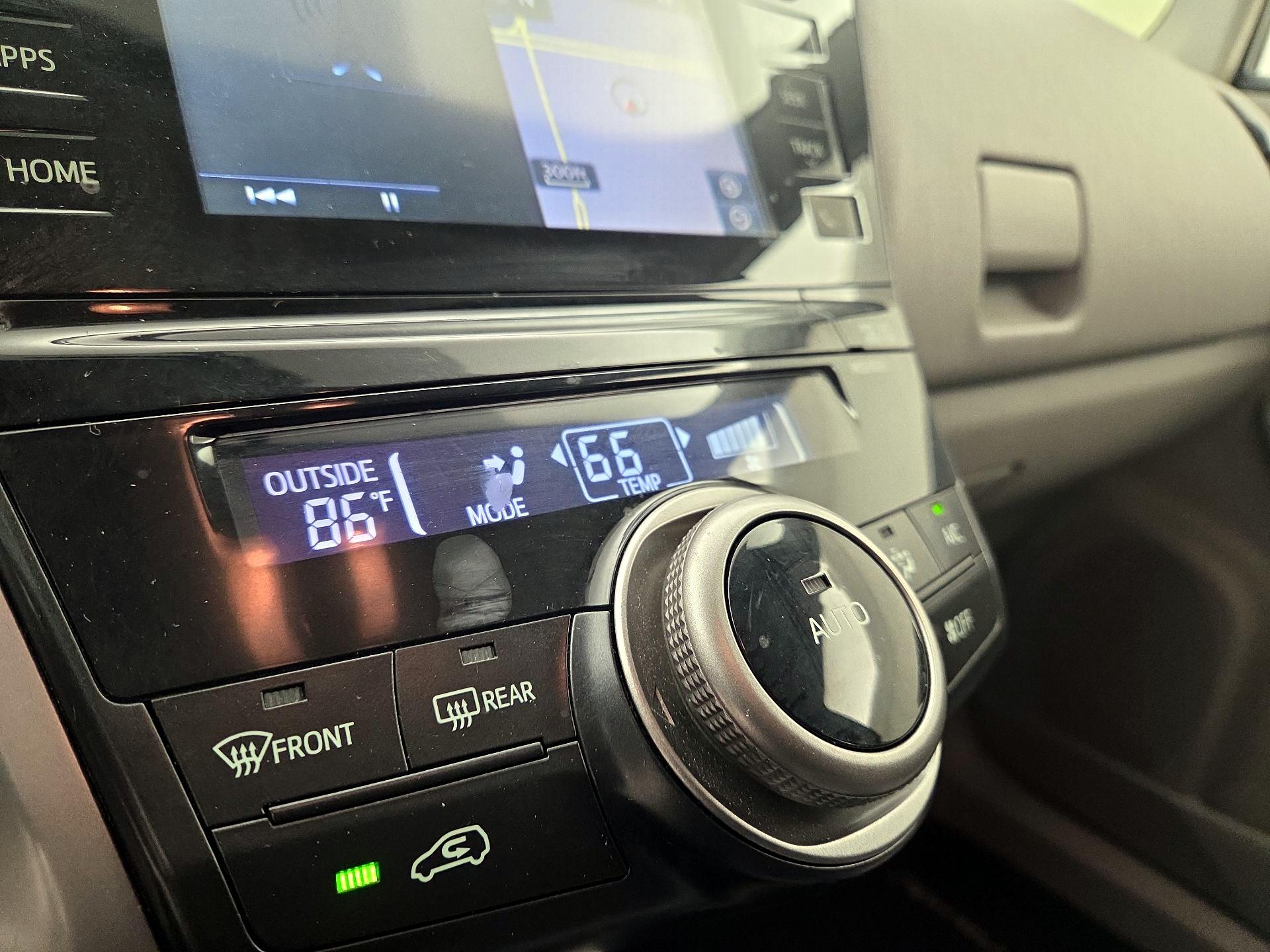 Thumbnail: 2015 Toyota Prius v - 16