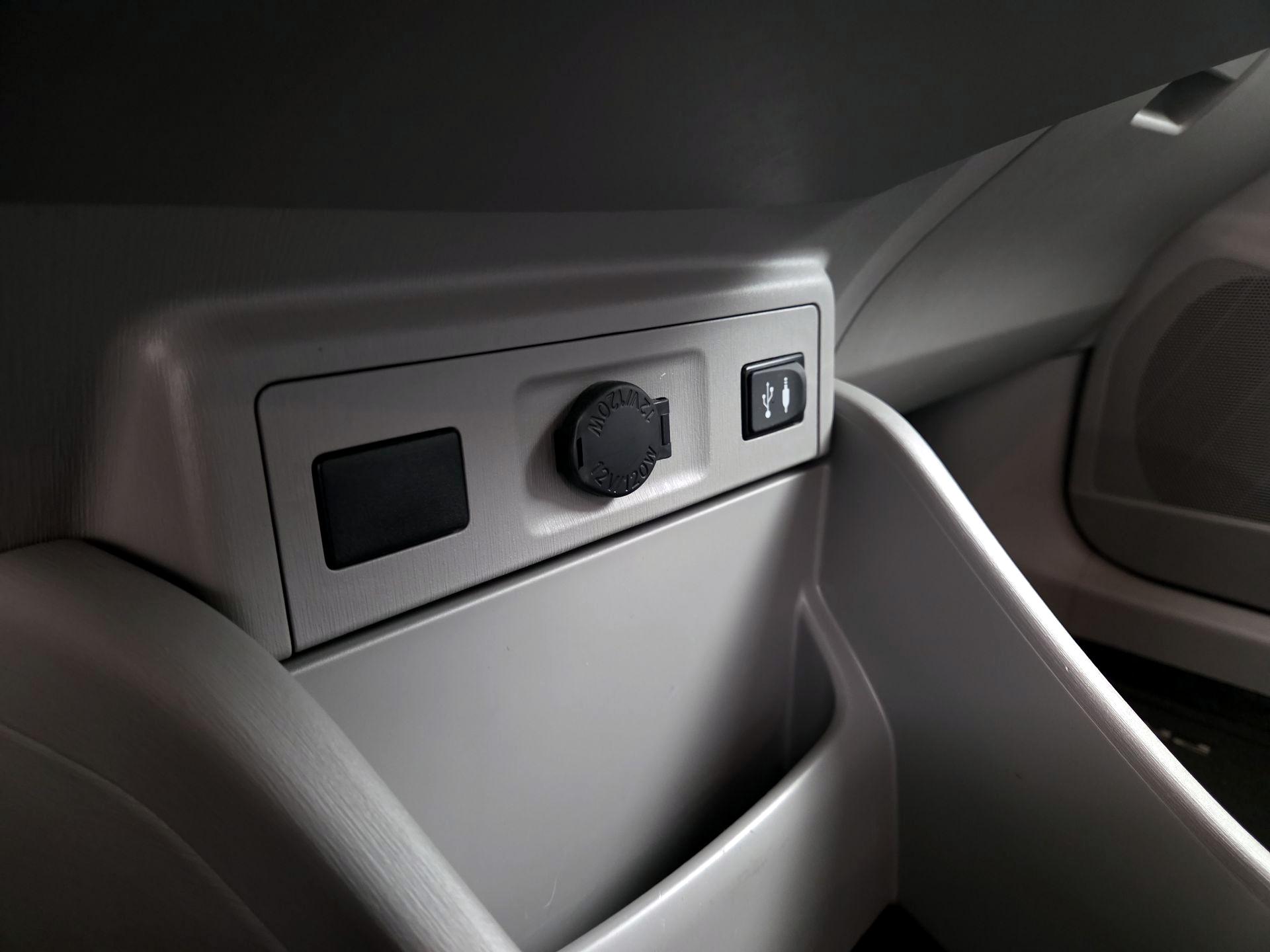 Thumbnail: 2015 Toyota Prius v - 18