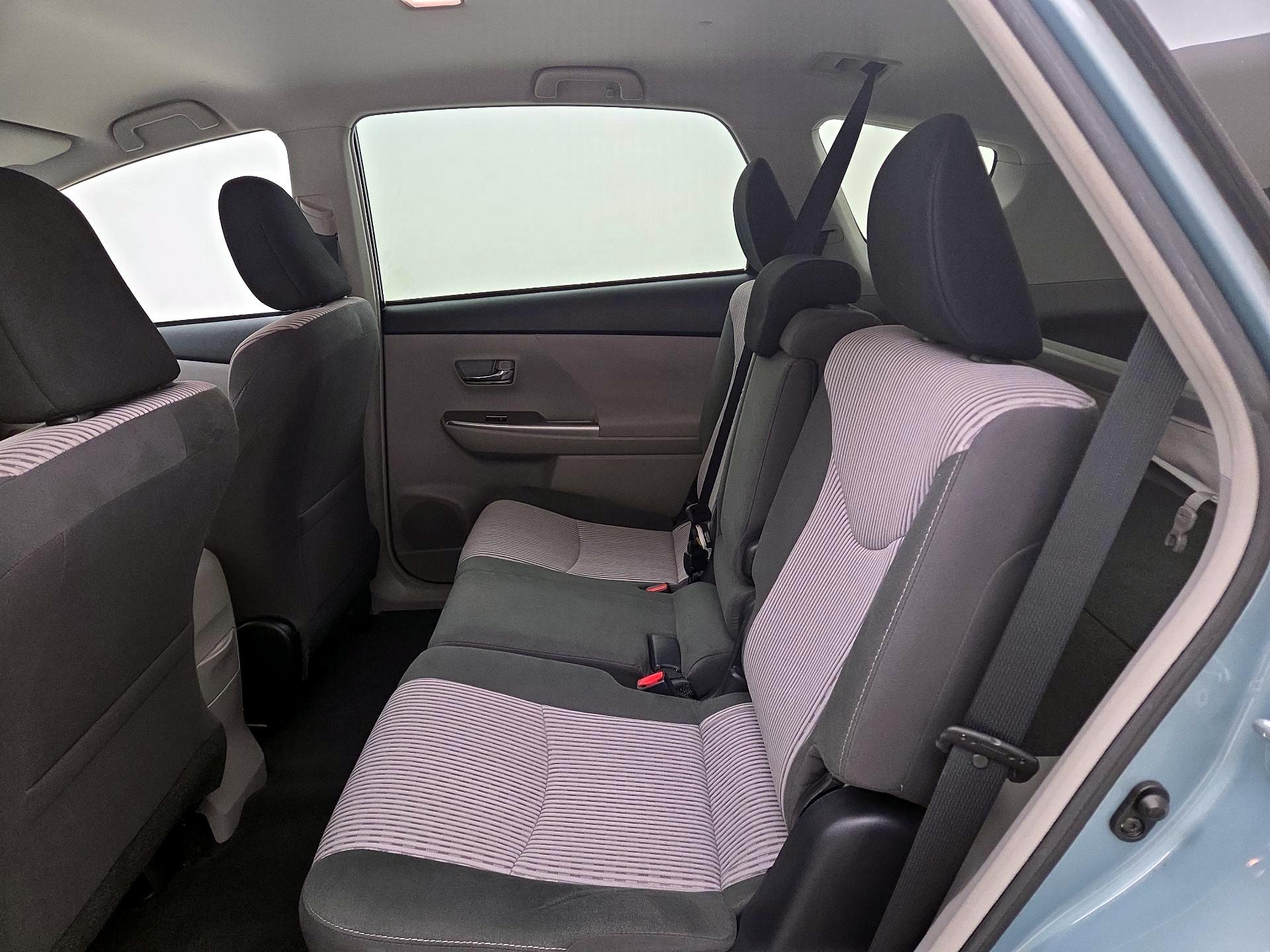 Thumbnail: 2015 Toyota Prius v - 19