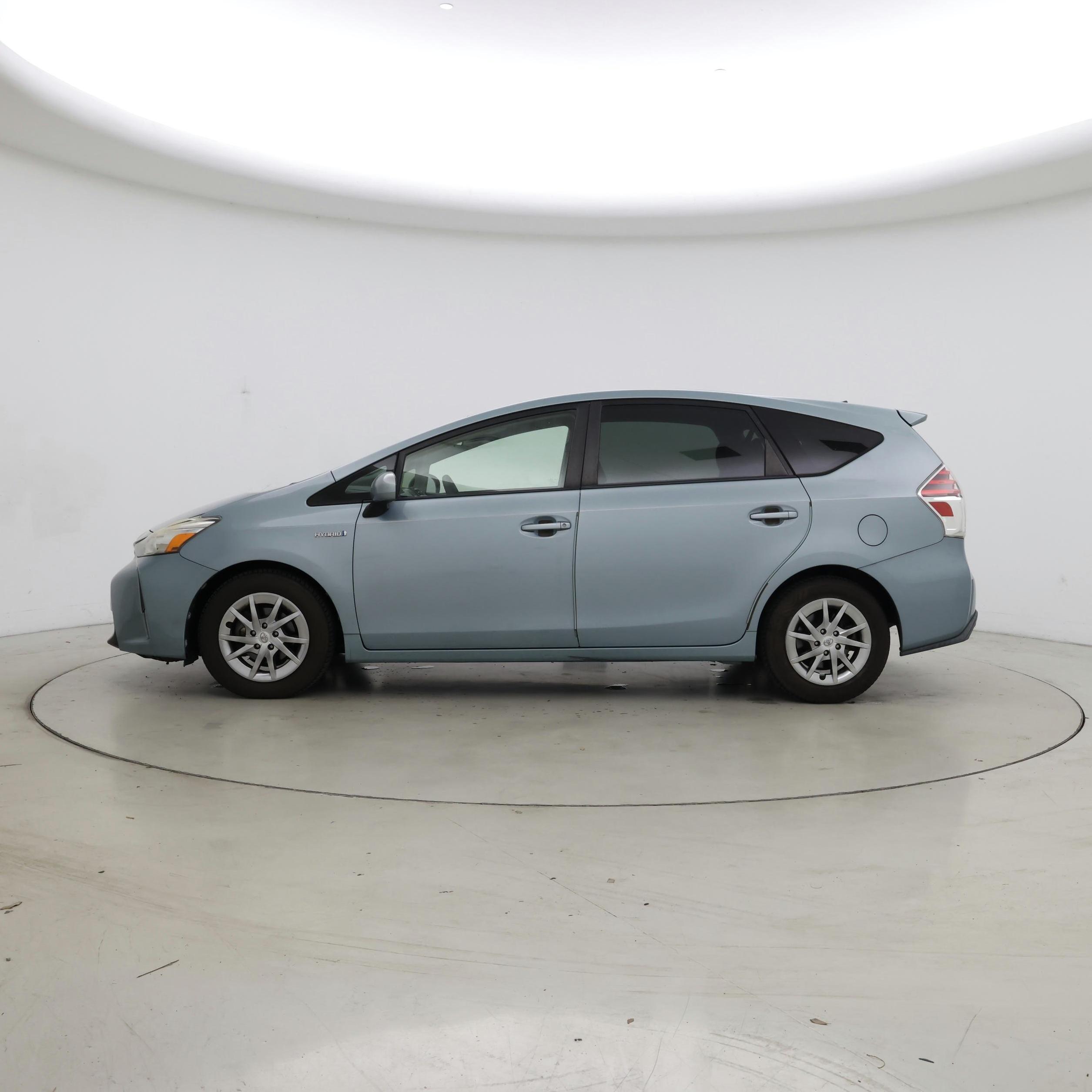 Thumbnail: 2015 Toyota Prius v - 3