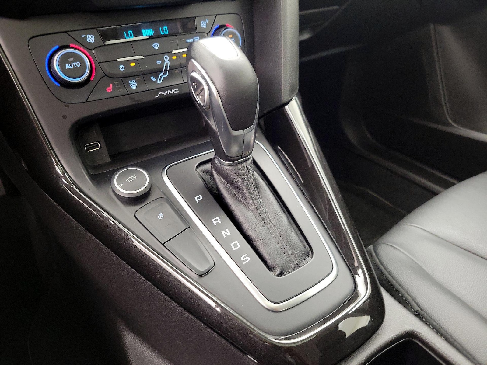 2017 Ford Focus Titanium - Photo 18